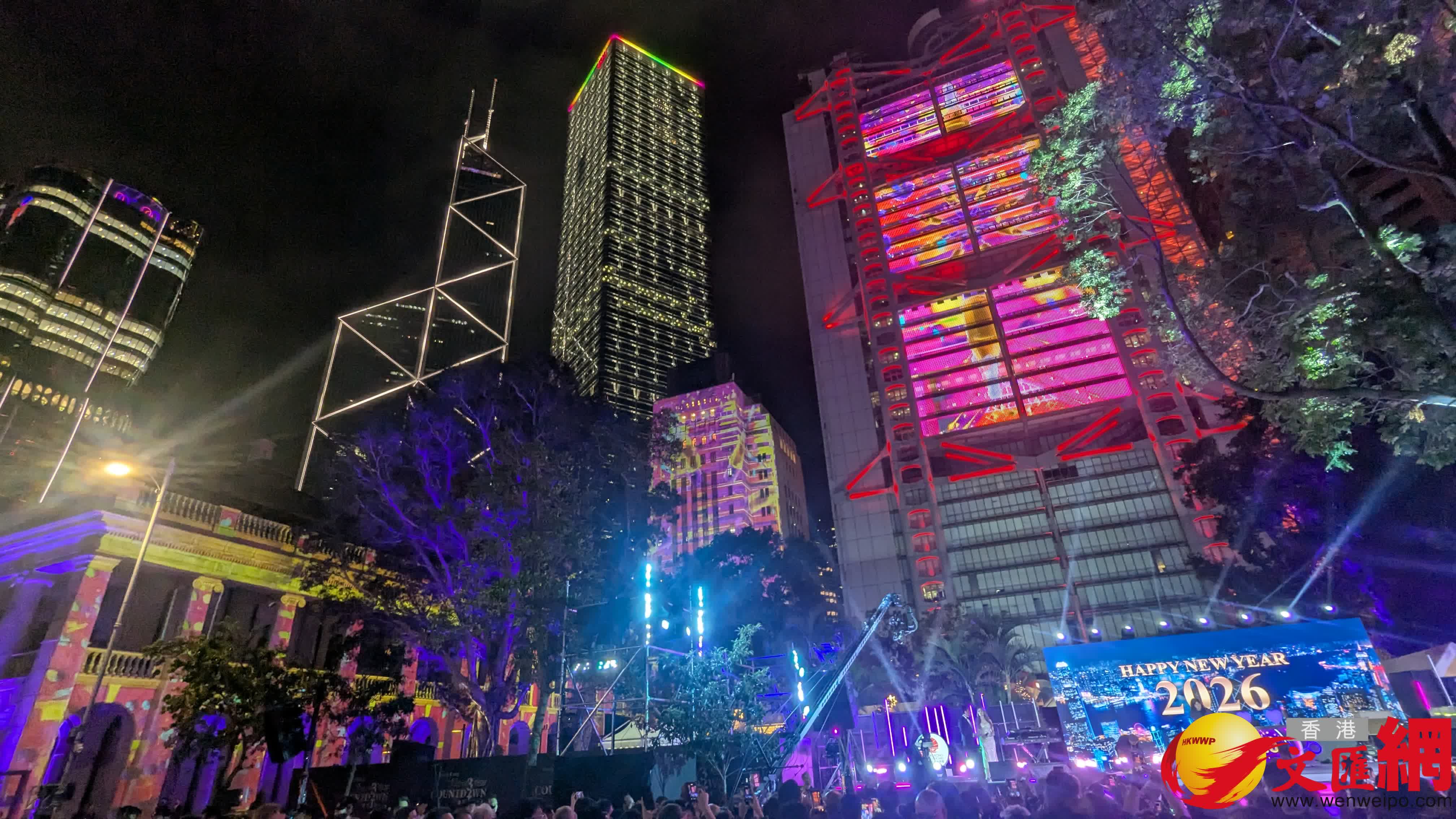 今年的香港跨年倒數，於中環遮打道行人專用區舉行，並結合歌手及燈光表演，以全新形式呈現。國際組合Air Supply會矚目登場，連同本地歌手馮允謙和雲浩影現場獻唱。同場還有警察銀樂隊以及兒童合唱團參與。（ 香港文匯報記者 萬霜靈 攝）
