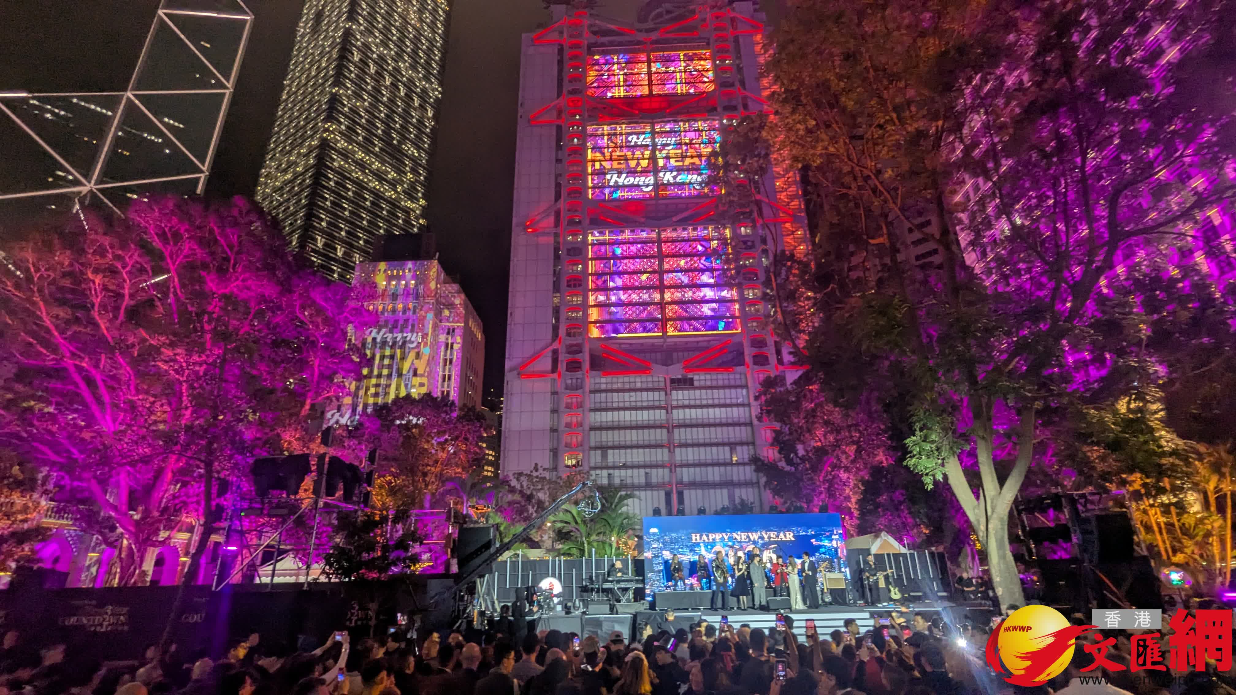 今年的香港跨年倒數，於中環遮打道行人專用區舉行，並結合歌手及燈光表演，以全新形式呈現。國際組合Air Supply會矚目登場，連同本地歌手馮允謙和雲浩影現場獻唱。同場還有警察銀樂隊以及兒童合唱團參與。（ 香港文匯報記者 萬霜靈 攝）