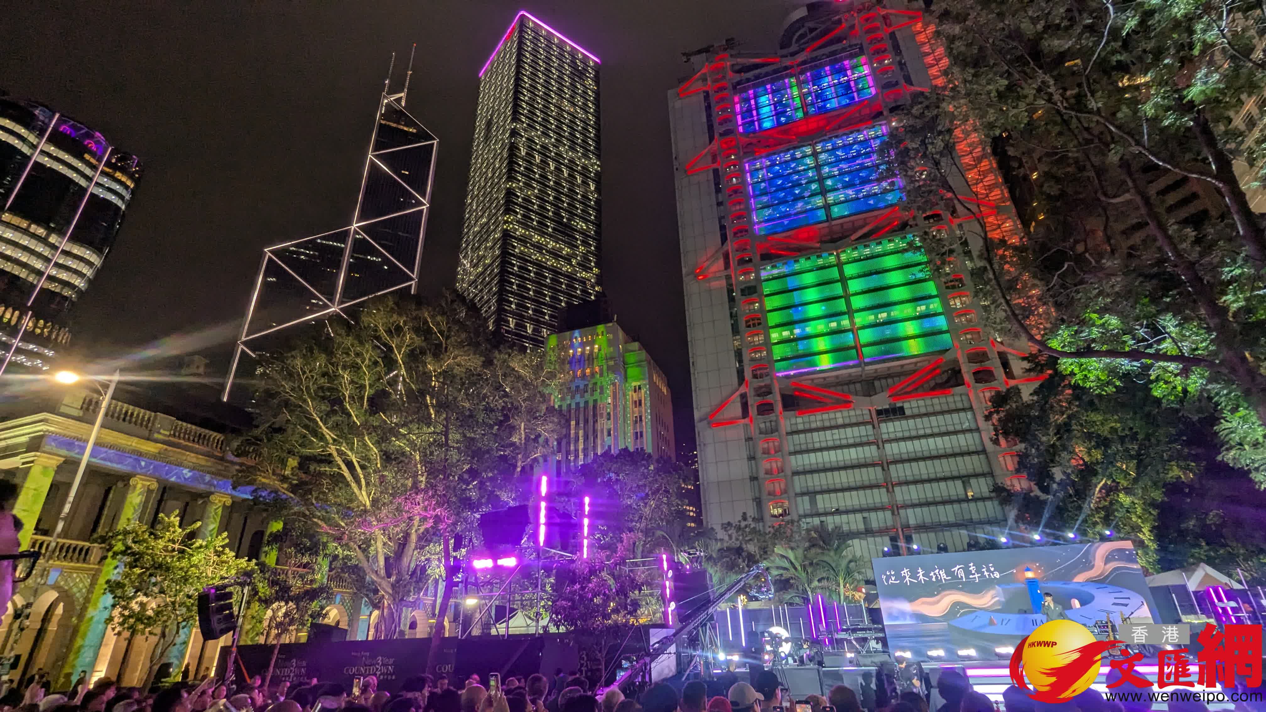 今年的香港跨年倒數，於中環遮打道行人專用區舉行，並結合歌手及燈光表演，以全新形式呈現。國際組合Air Supply會矚目登場，連同本地歌手馮允謙和雲浩影現場獻唱。同場還有警察銀樂隊以及兒童合唱團參與。（ 香港文匯報記者 萬霜靈 攝）