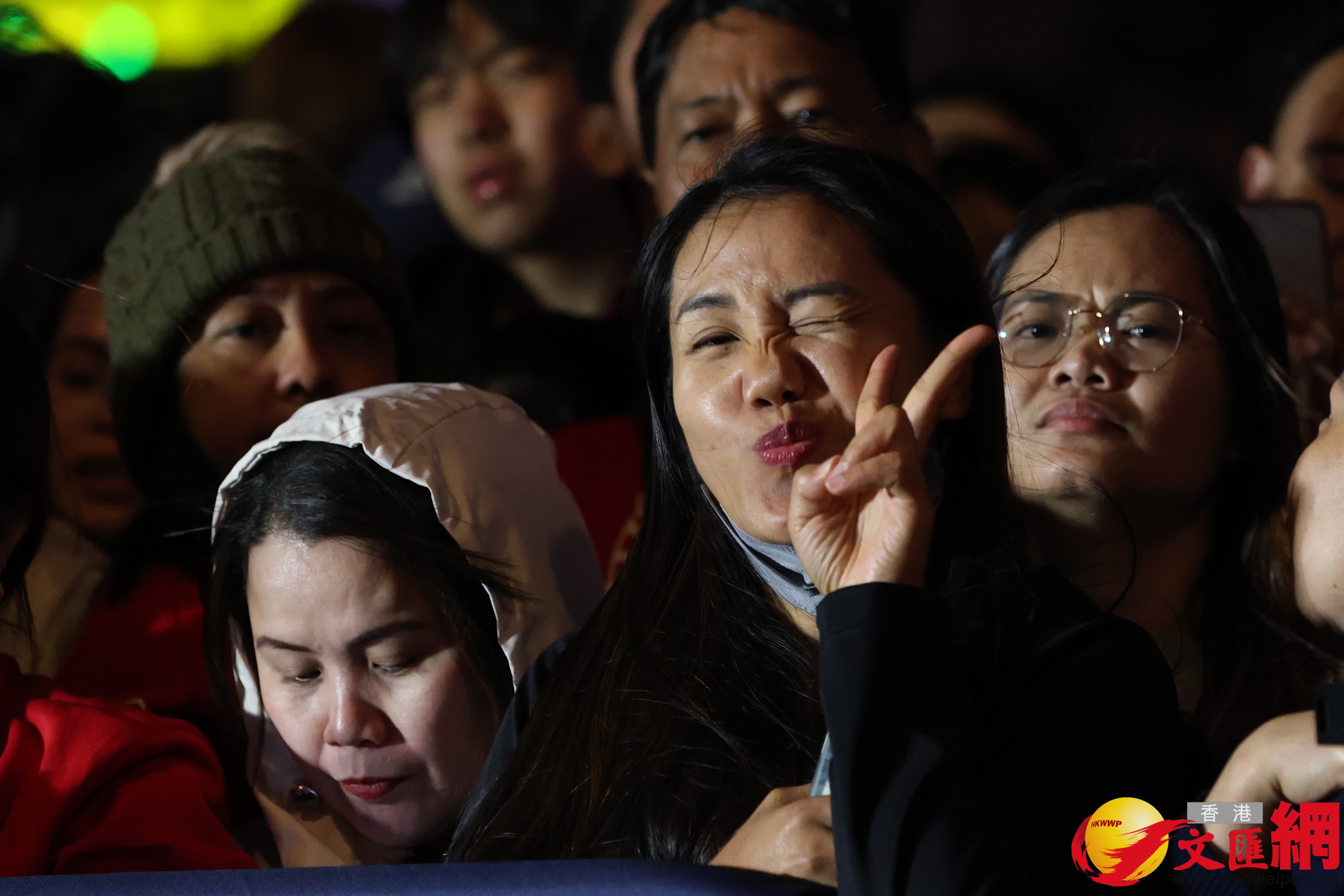 今年的香港跨年倒數，於中環遮打道行人專用區舉行，並結合歌手及燈光表演，以全新形式呈現。國際組合Air Supply會矚目登場，連同本地歌手馮允謙和雲浩影現場獻唱。同場還有警察銀樂隊以及兒童合唱團參與。（ 香港文匯報記者 萬霜靈 攝）