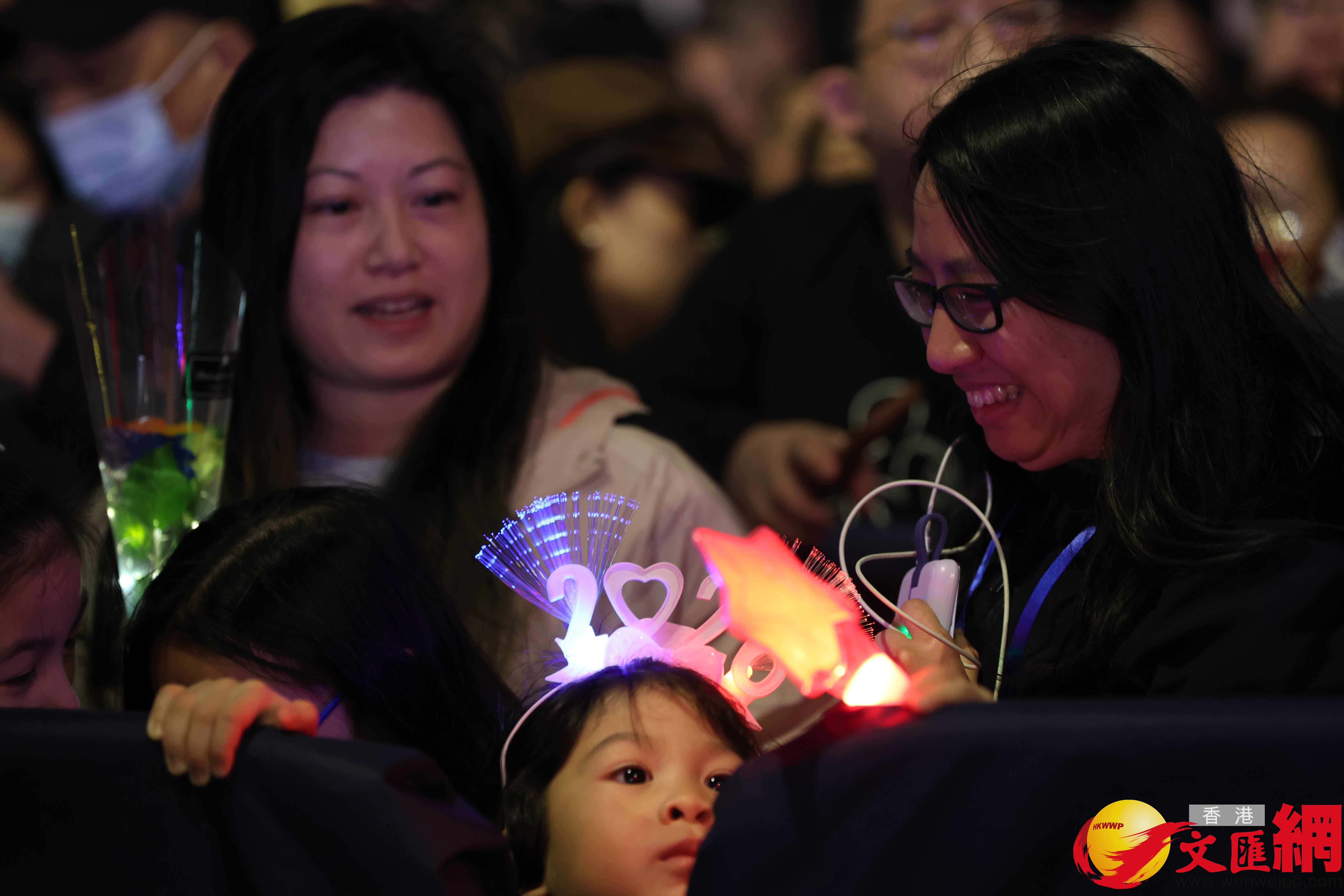 今年的香港跨年倒數，於中環遮打道行人專用區舉行，並結合歌手及燈光表演，以全新形式呈現。國際組合Air Supply會矚目登場，連同本地歌手馮允謙和雲浩影現場獻唱。同場還有警察銀樂隊以及兒童合唱團參與。（ 香港文匯報記者 萬霜靈 攝）