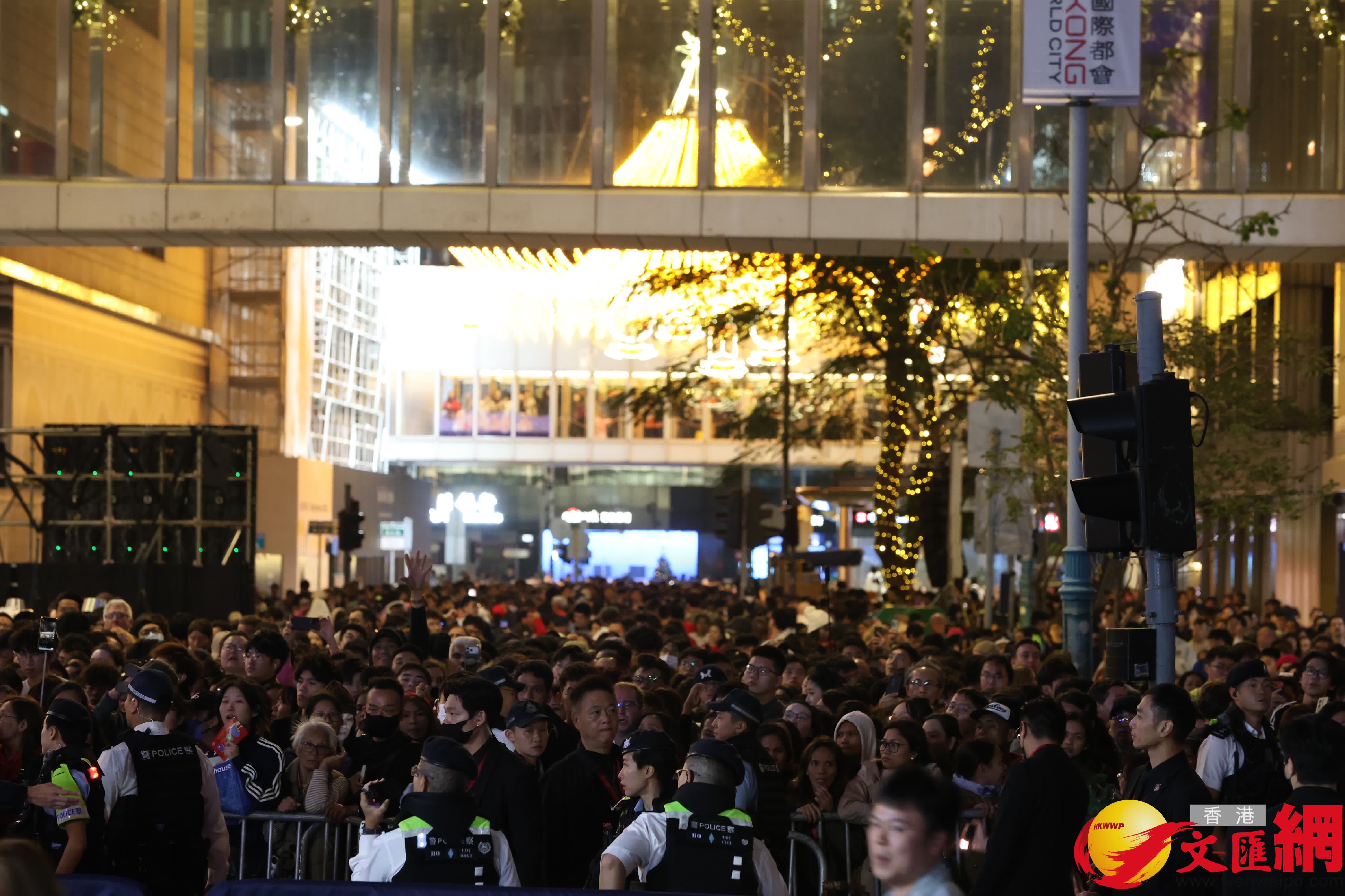 今年的香港跨年倒數，於中環遮打道行人專用區舉行，並結合歌手及燈光表演，以全新形式呈現。國際組合Air Supply會矚目登場，連同本地歌手馮允謙和雲浩影現場獻唱。同場還有警察銀樂隊以及兒童合唱團參與。（ 香港文匯報記者 萬霜靈 攝）