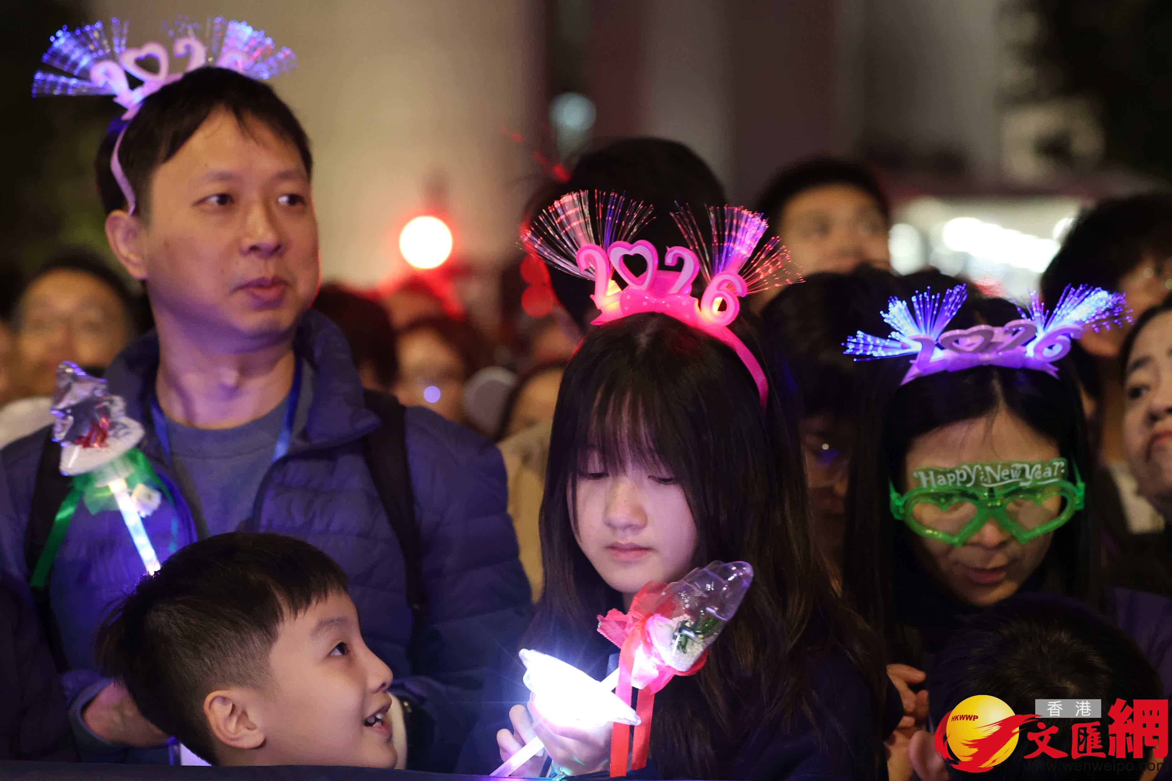 今年的香港跨年倒數，於中環遮打道行人專用區舉行，並結合歌手及燈光表演，以全新形式呈現。國際組合Air Supply會矚目登場，連同本地歌手馮允謙和雲浩影現場獻唱。同場還有警察銀樂隊以及兒童合唱團參與。（ 香港文匯報記者 萬霜靈 攝）