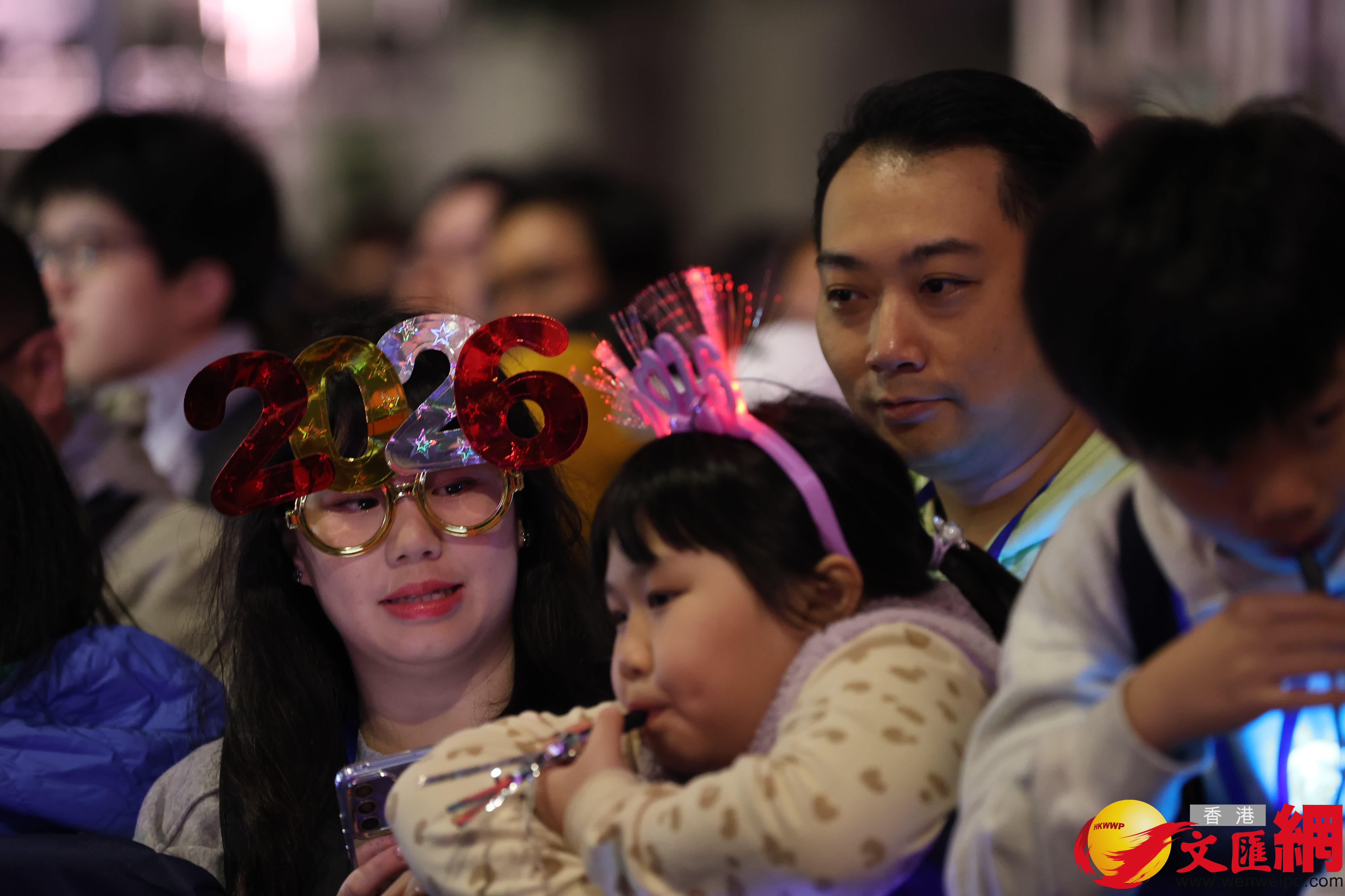 今年的香港跨年倒數，於中環遮打道行人專用區舉行，並結合歌手及燈光表演，以全新形式呈現。國際組合Air Supply會矚目登場，連同本地歌手馮允謙和雲浩影現場獻唱。同場還有警察銀樂隊以及兒童合唱團參與。（ 香港文匯報記者 萬霜靈 攝）
