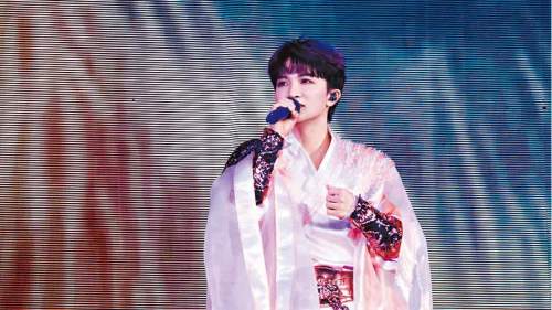 啟德首個跨年演唱會！周深零點深情獻唱《小美滿》溫情倒數