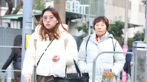 天文台錄12.8°C入冬以來最低　市民上班緊裹大衣