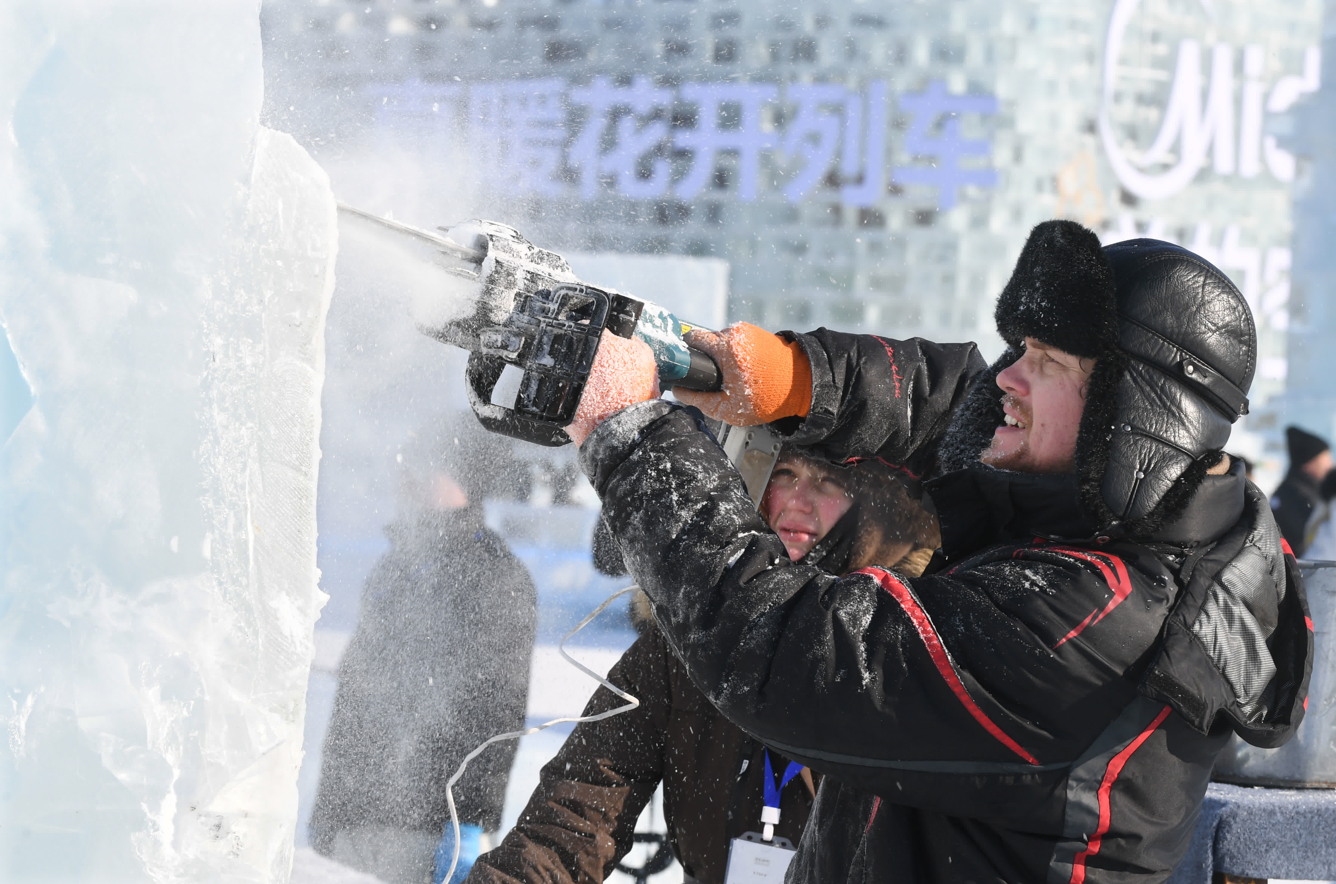 1月2日，冰雕師在哈爾濱冰雪大世界園區內進行冰雕創作。（新華社）