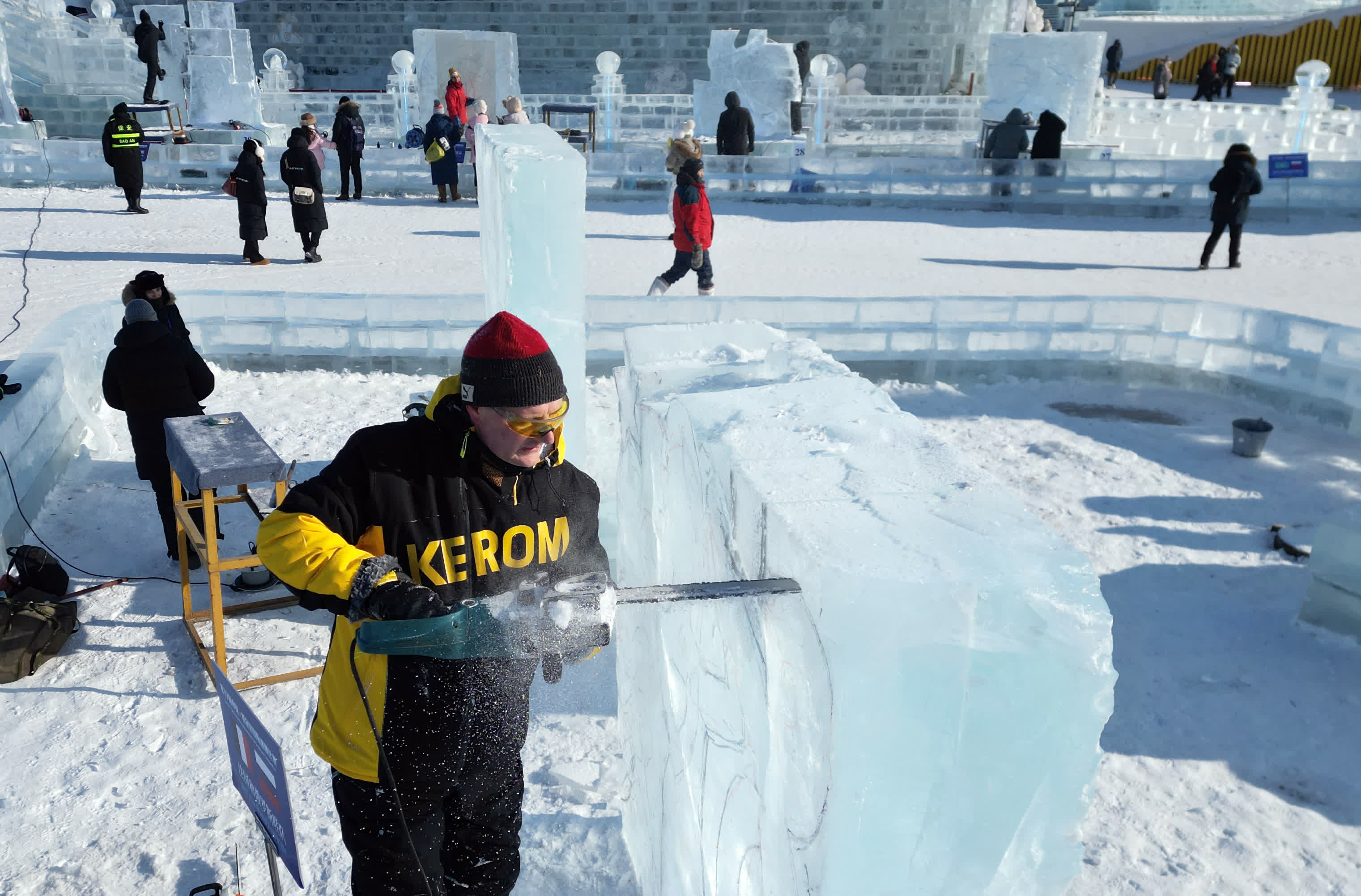 1月2日，冰雕師在哈爾濱冰雪大世界園區內進行冰雕創作。（新華社）