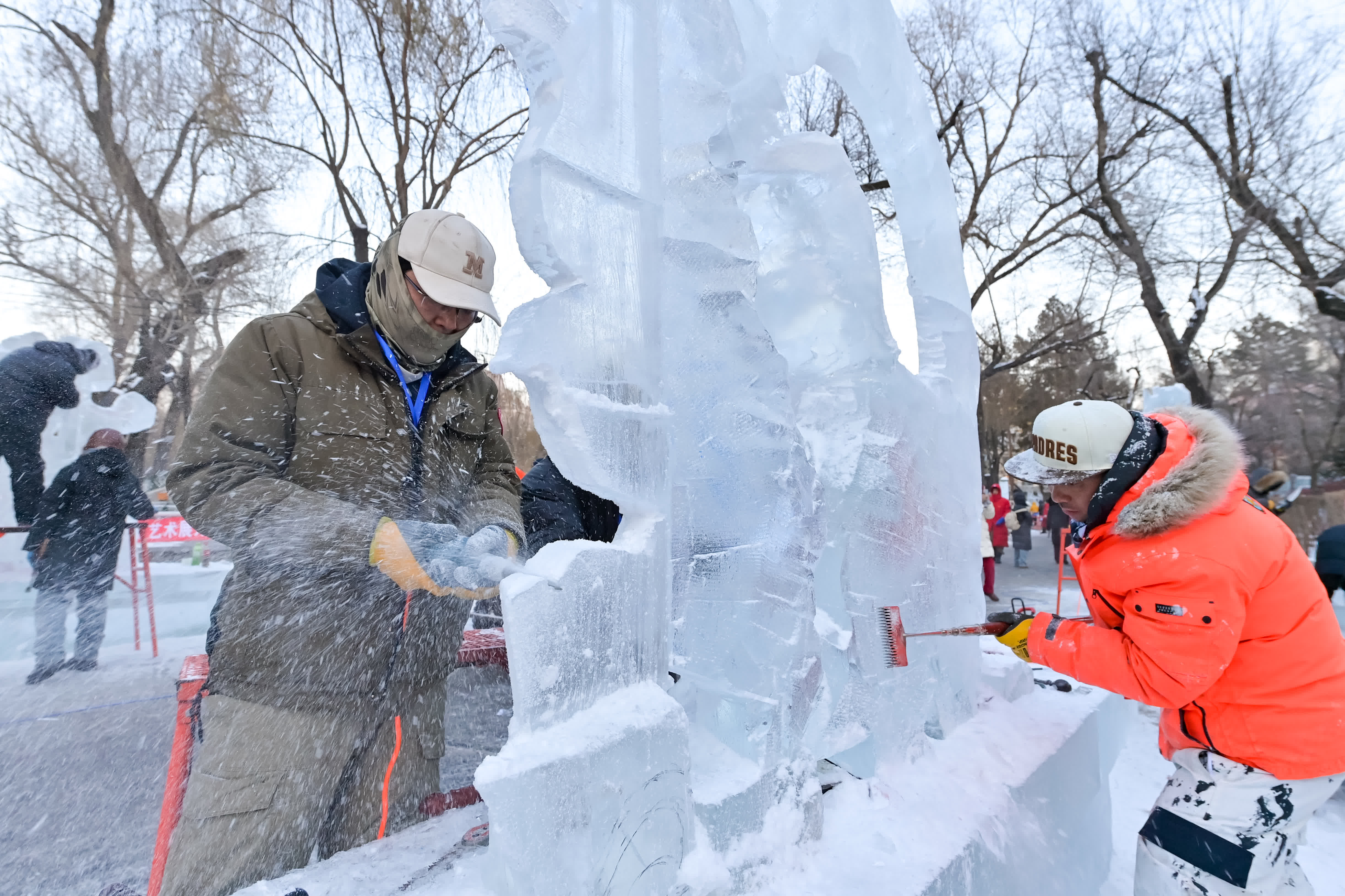 1月2日，冰雕師在哈爾濱冰燈藝術遊園會園區內進行冰雕創作。（新華社）
