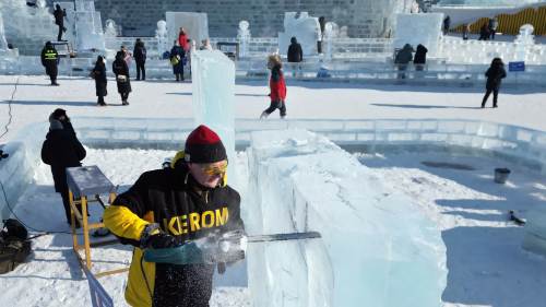 「冰城」新年冰雕創作忙