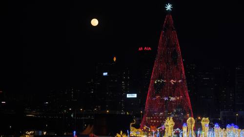 「超級月亮」現身香港　市民遊客紛紛駐足欣賞