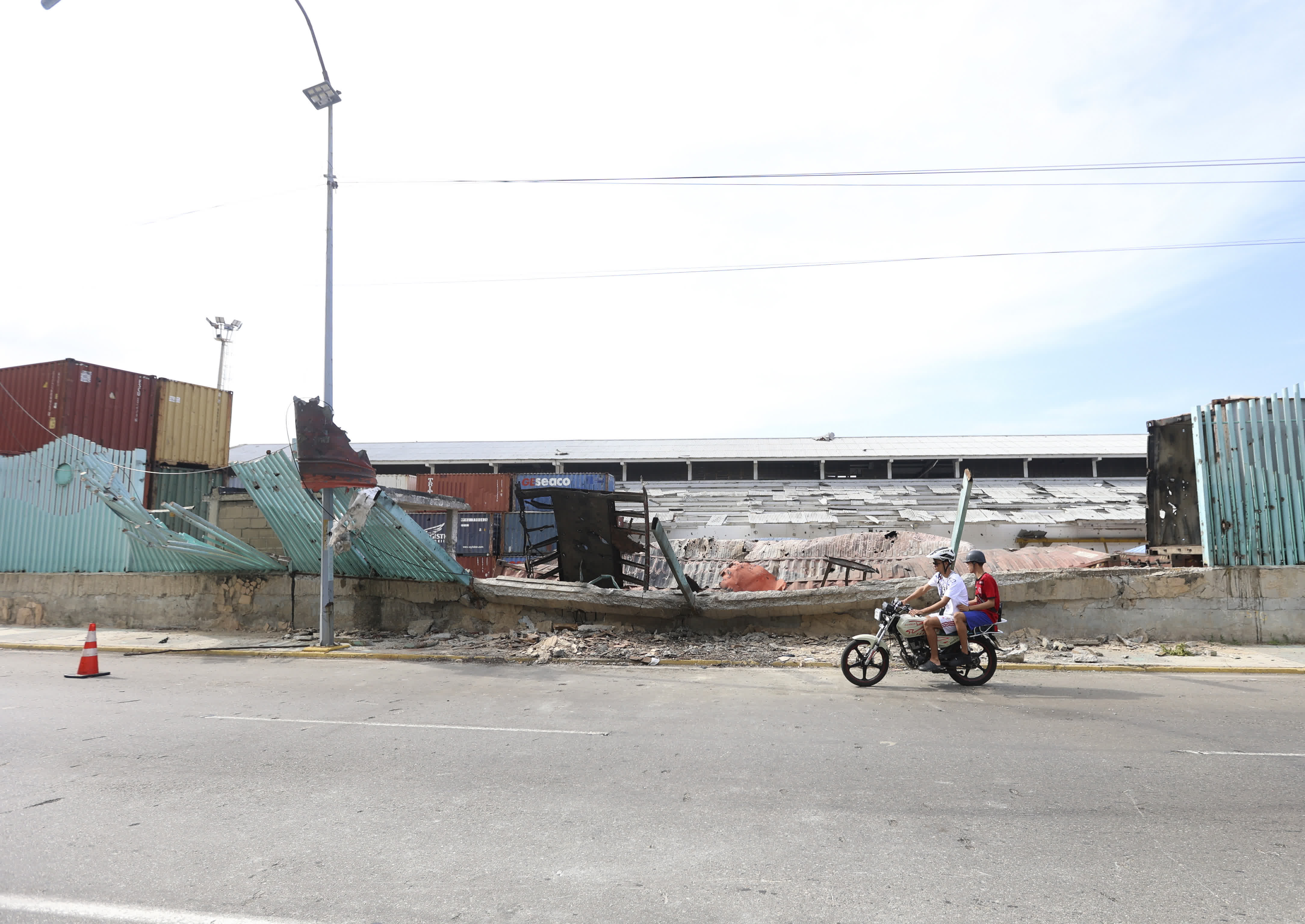 這是1月3日在委內瑞拉拉瓜伊拉港拍攝的空襲造成的建築殘骸。（新華社）