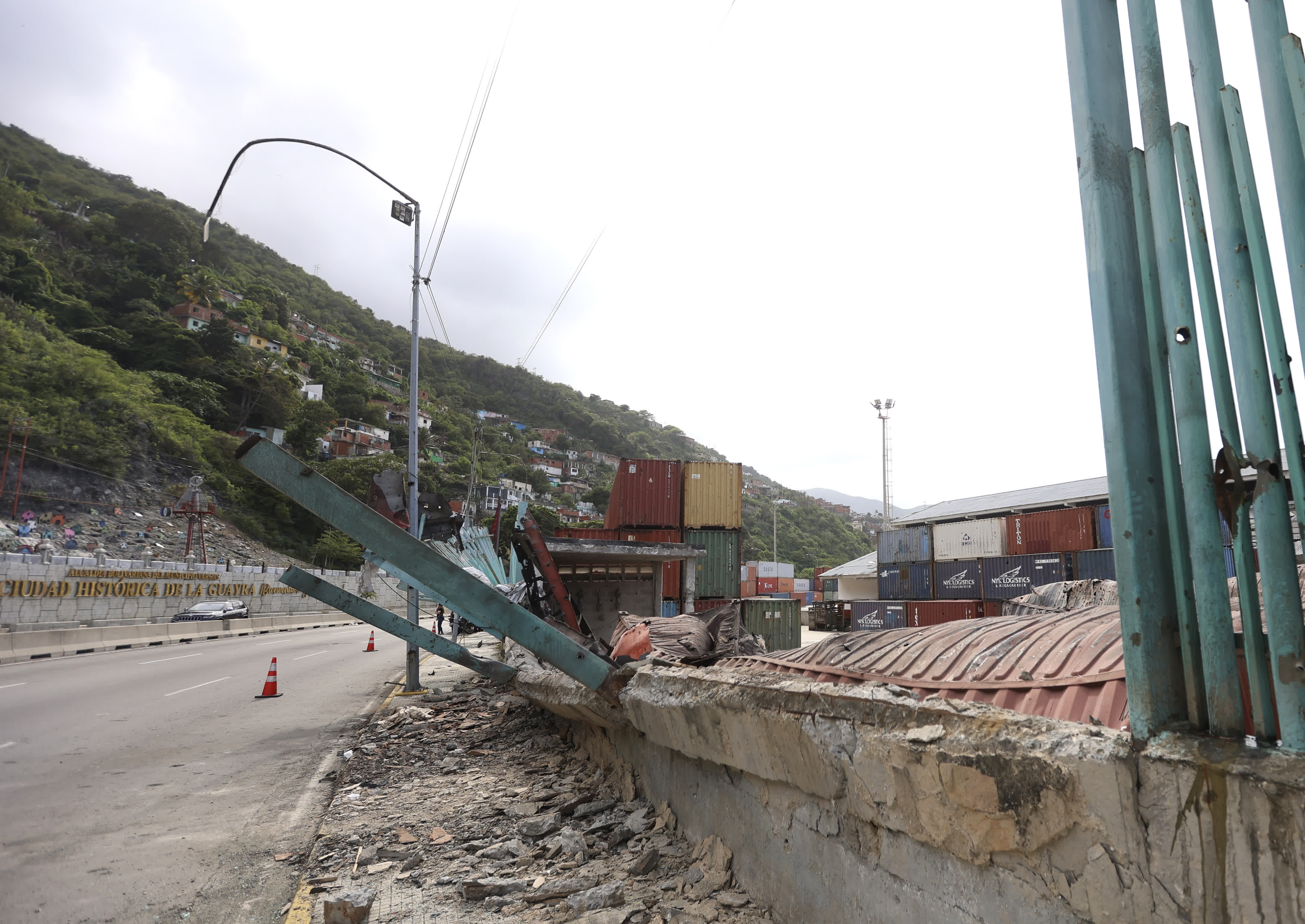 這是1月3日在委內瑞拉拉瓜伊拉港拍攝的空襲造成的建築殘骸。（新華社）