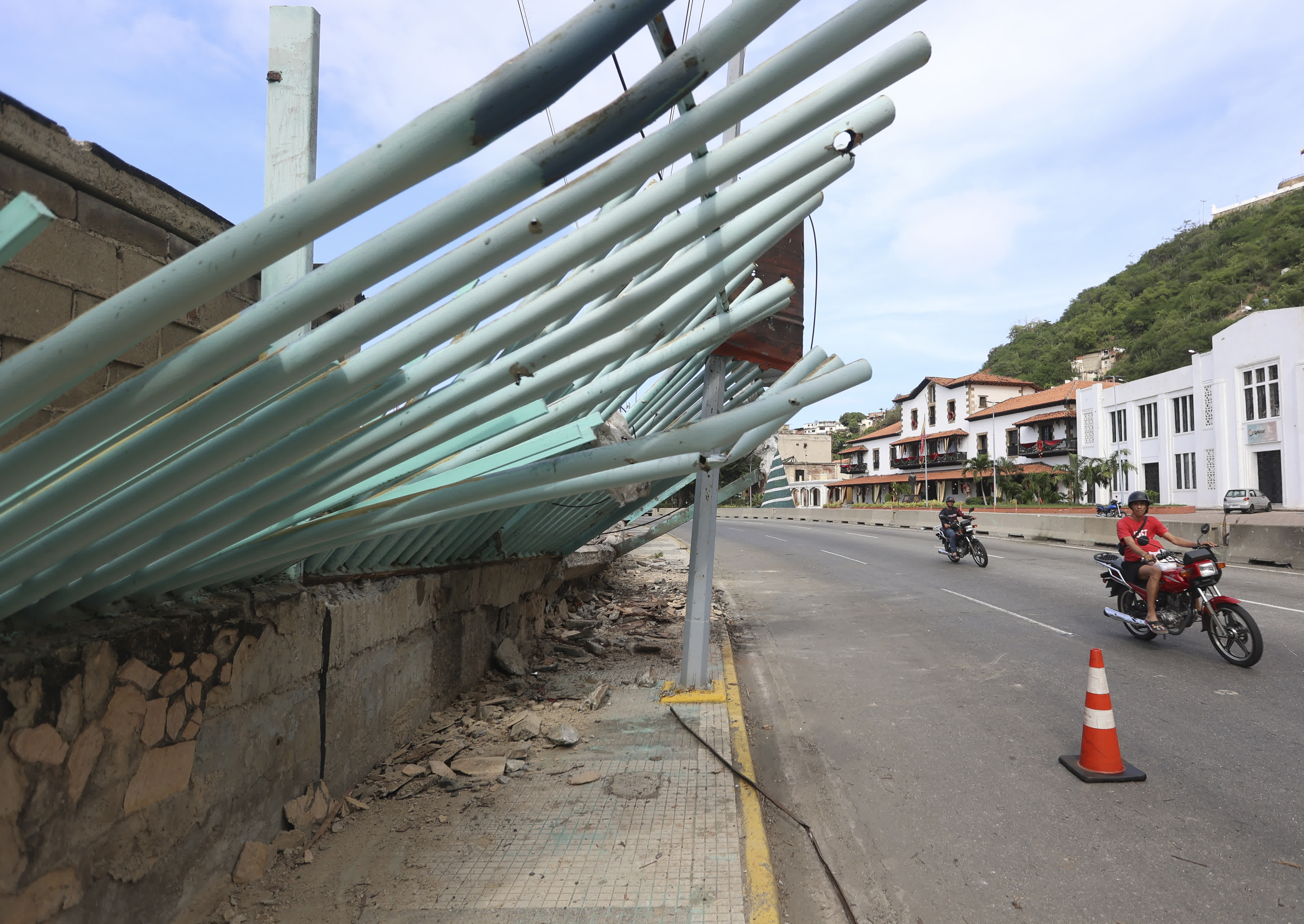 這是1月3日在委內瑞拉拉瓜伊拉港拍攝的空襲造成的建築殘骸。（新華社）