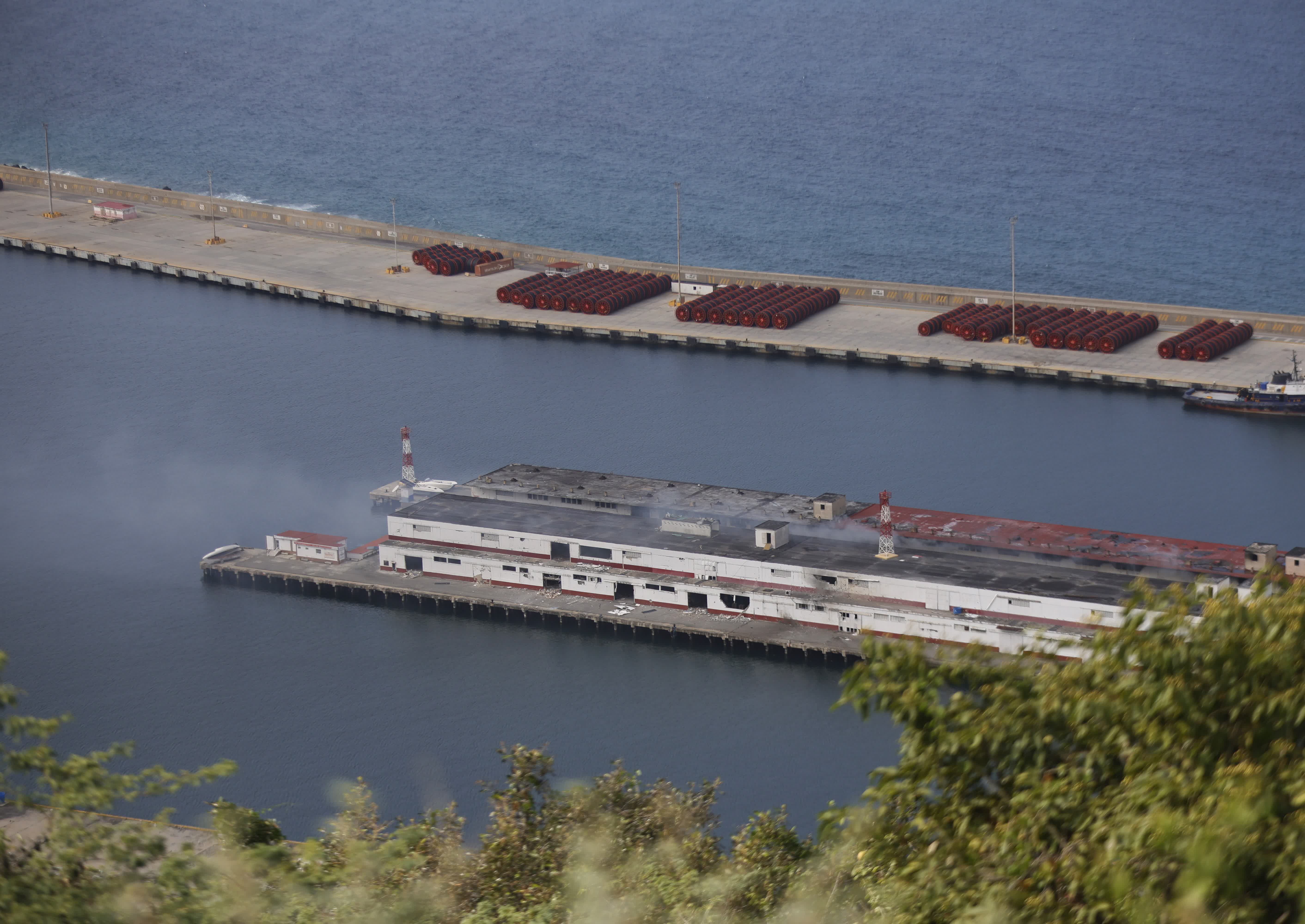 這是1月3日在委內瑞拉拉瓜伊拉港拍攝的空襲破壞的建築。（新華社）