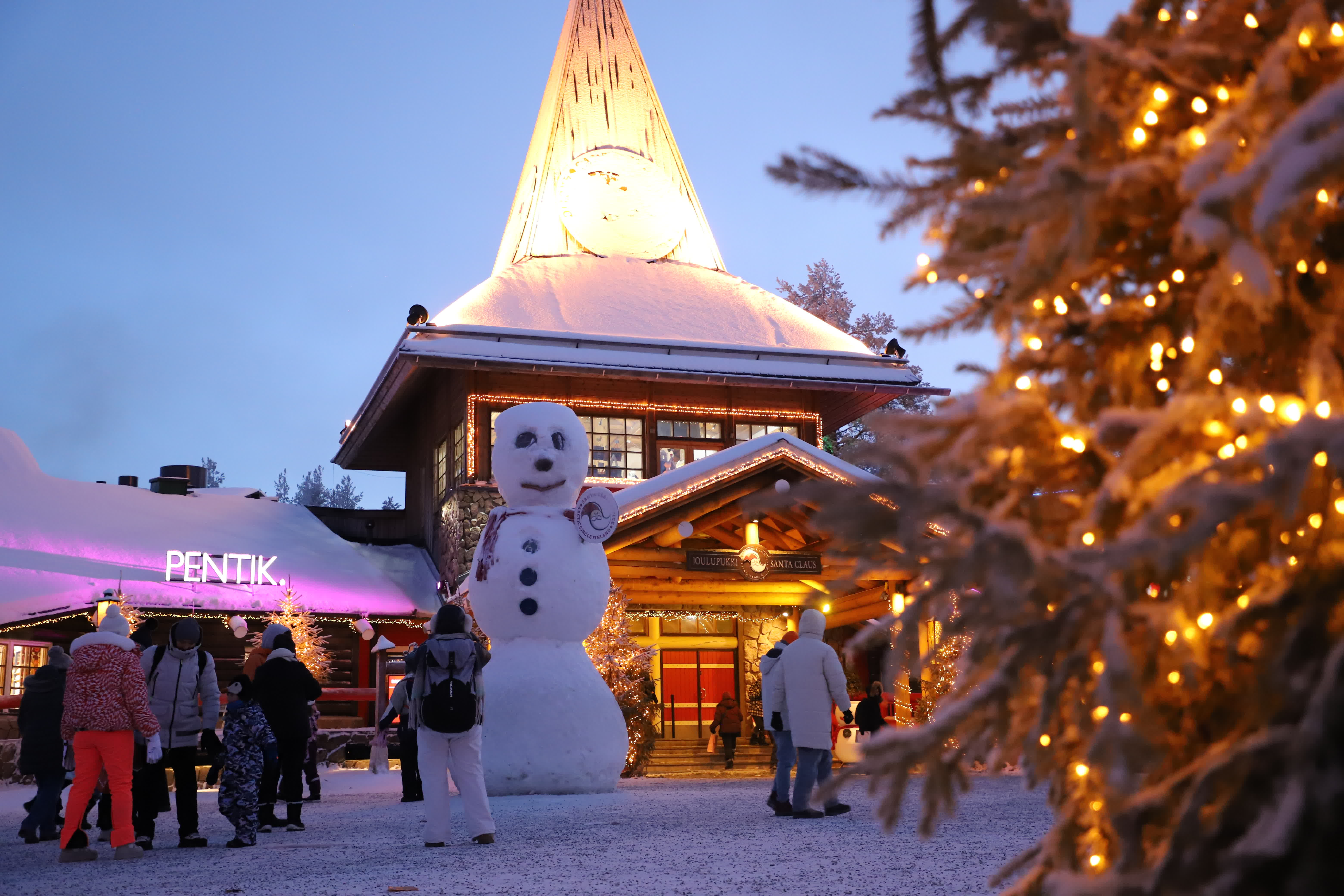 1月4日，人們在芬蘭羅瓦涅米「聖誕老人村」遊覽。（新華社）