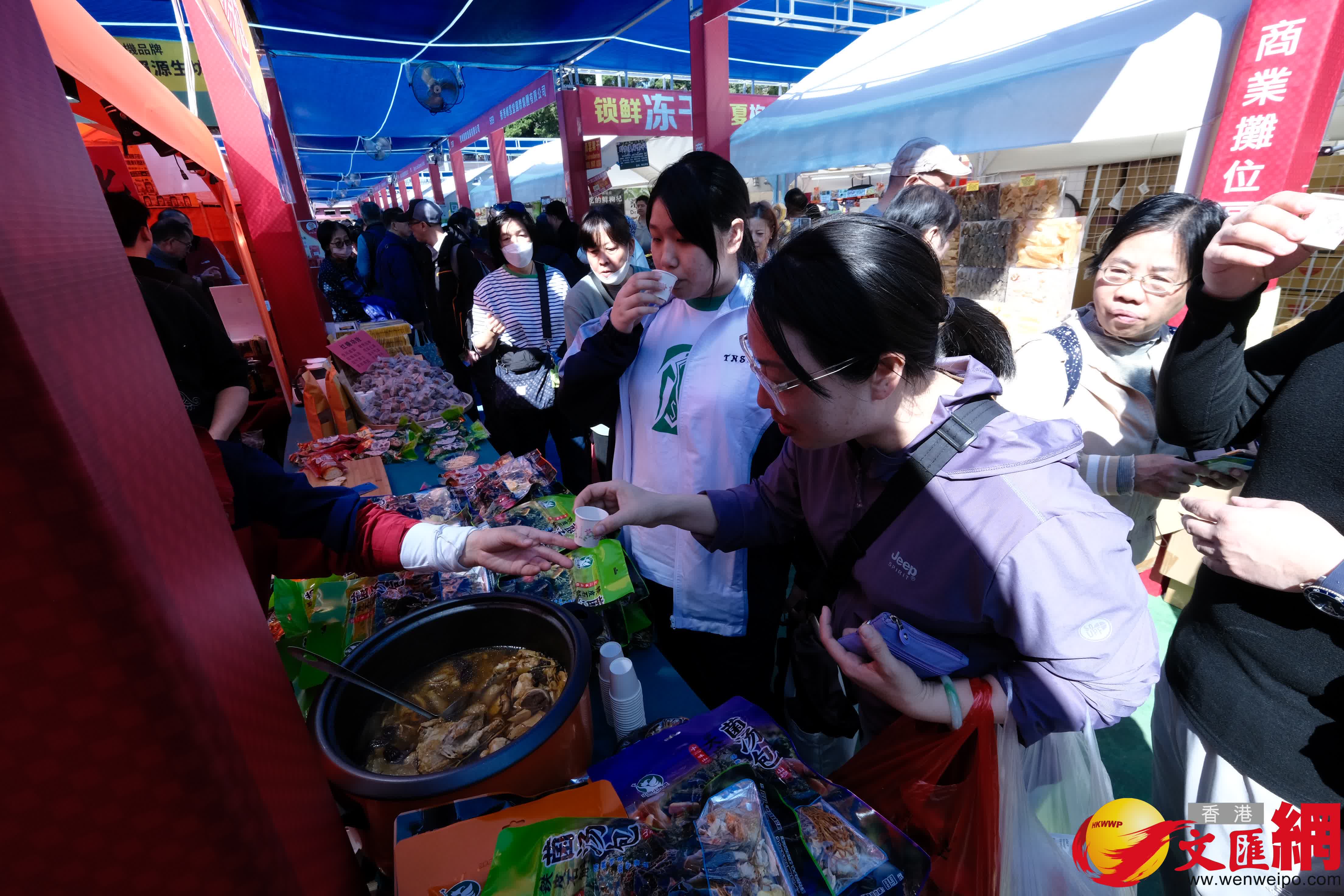本地漁農美食嘉年華周五（9日）起一連三日在旺角花墟公園舉行。（香港文匯報記者 涂穴 攝）