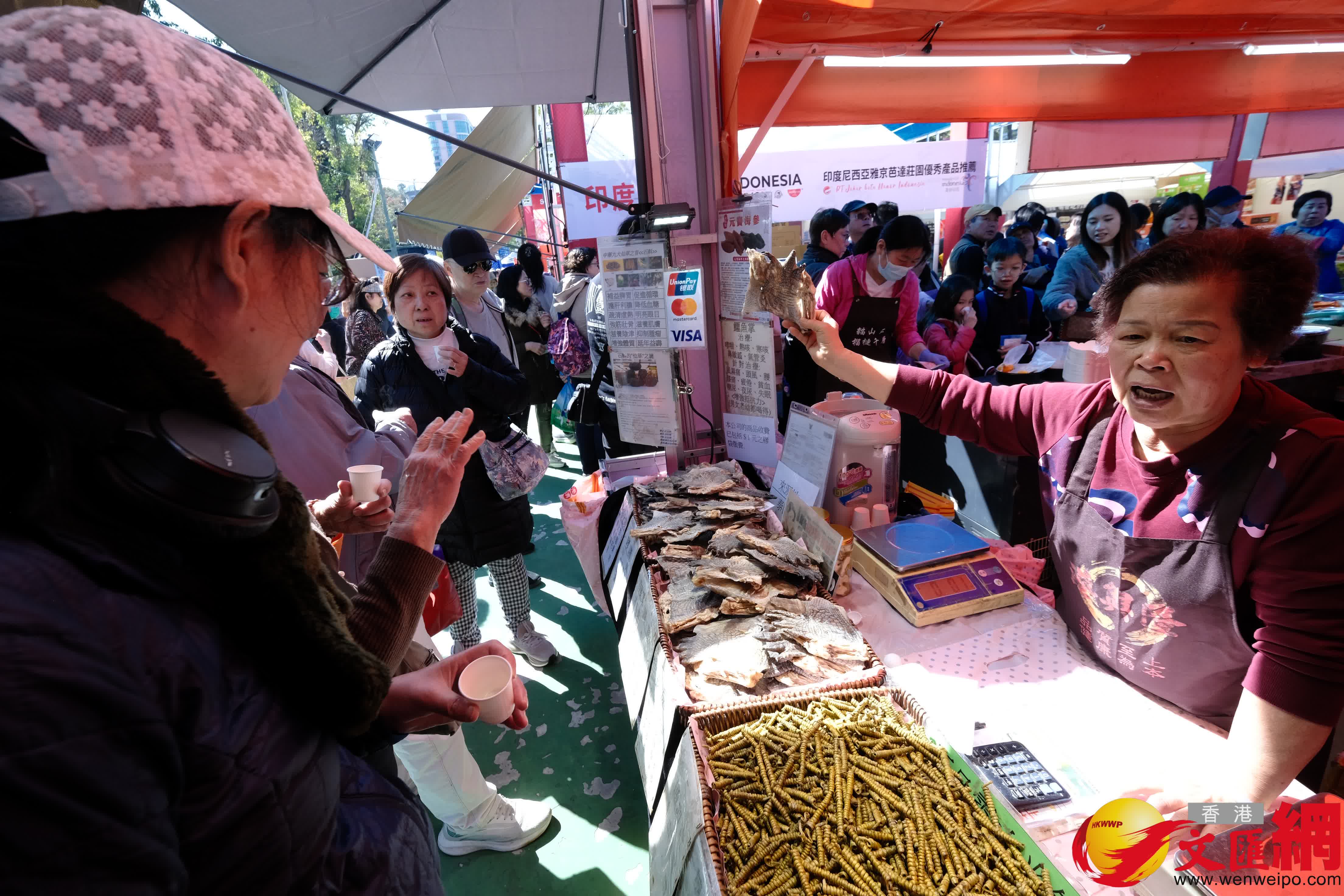 本地漁農美食嘉年華周五（9日）起一連三日在旺角花墟公園舉行。（香港文匯報記者 涂穴 攝）