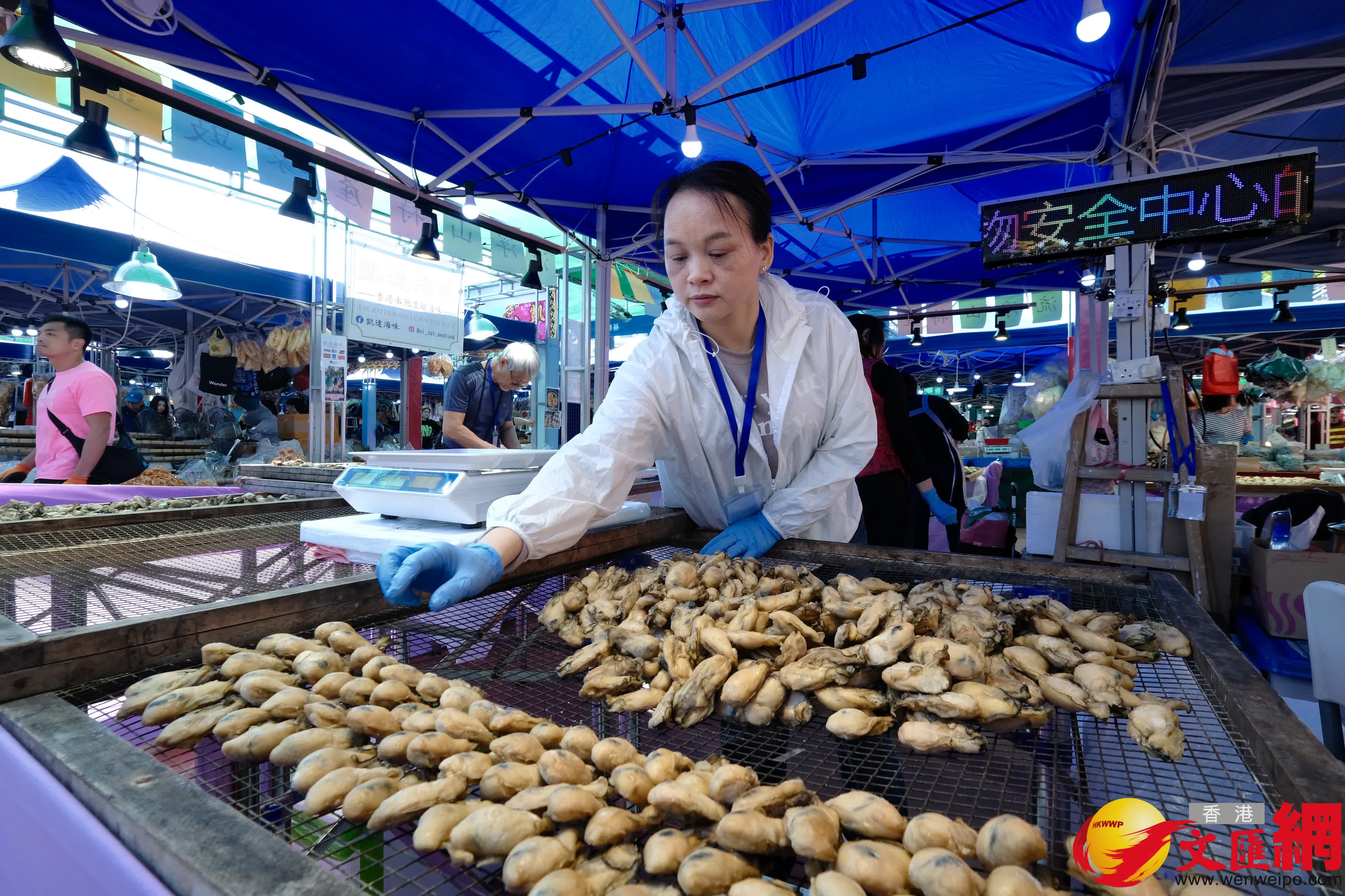 本地漁農美食嘉年華周五（9日）起一連三日在旺角花墟公園舉行。（香港文匯報記者 涂穴 攝）