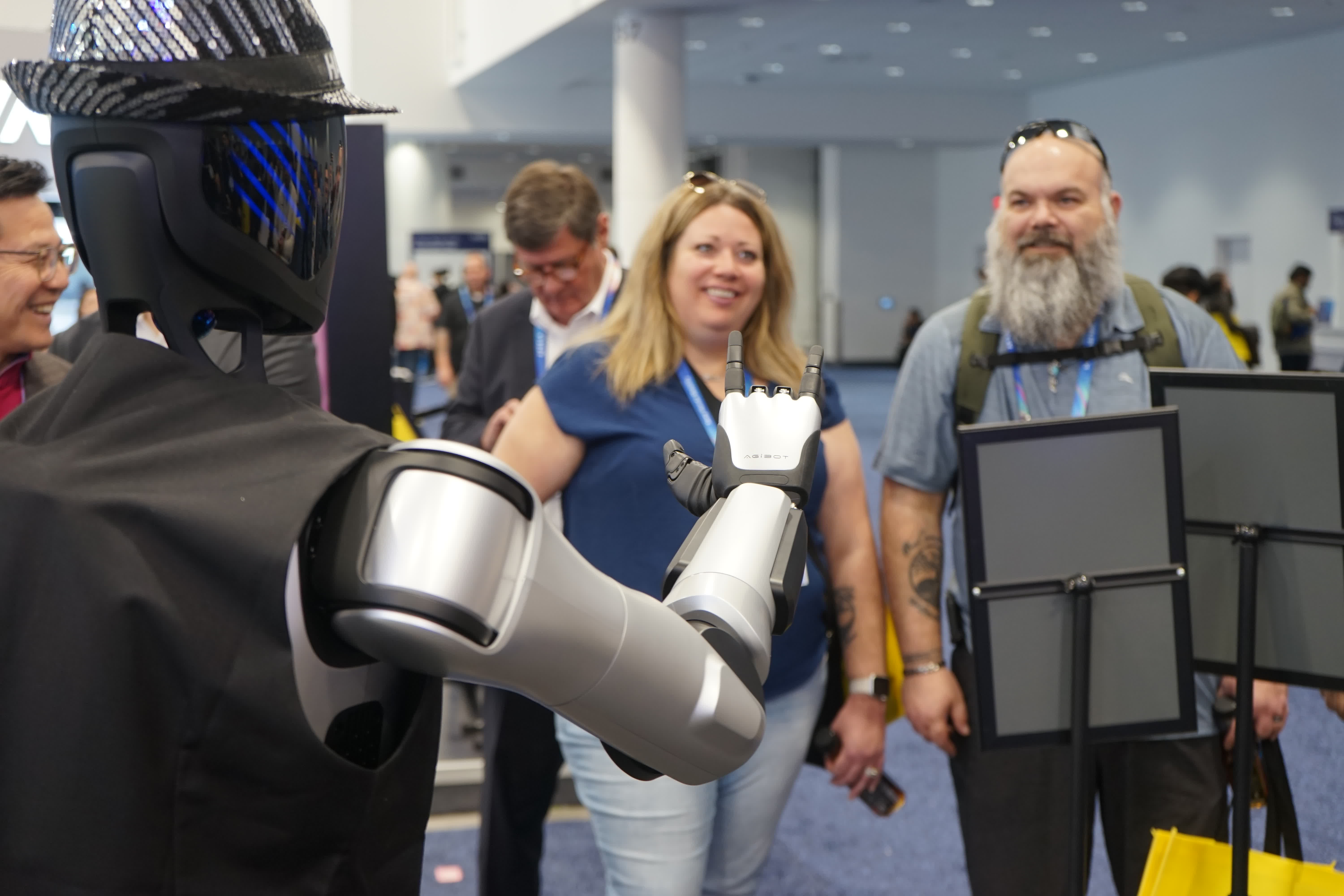 1月6日，在美國拉斯維加斯消費電子展上，人們參觀智元展區的機器人。（新華社）