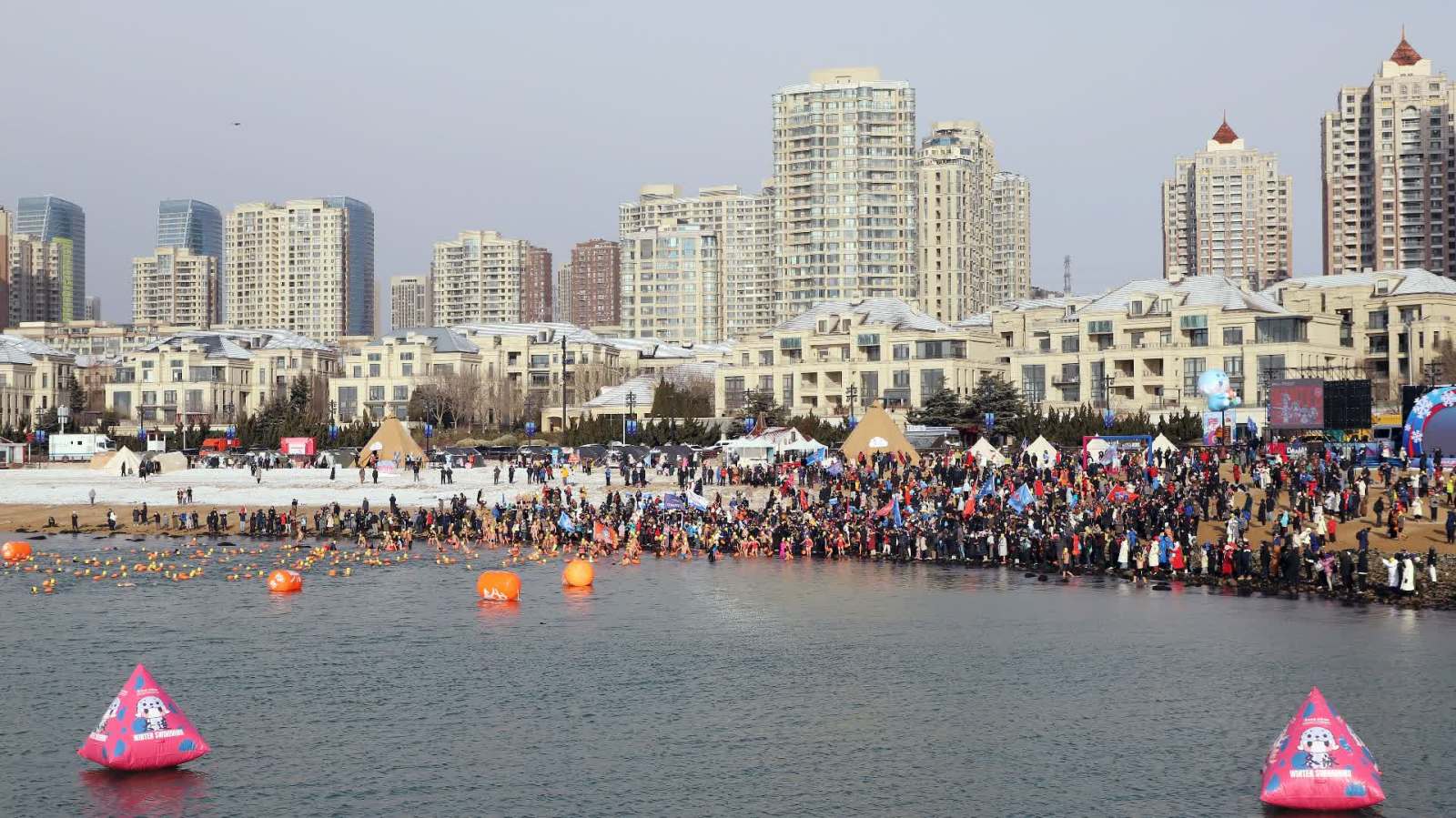 踏雪冬泳　劈波斬浪