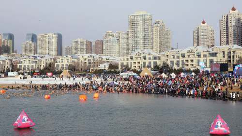 踏雪冬泳　劈波斬浪