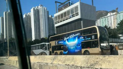 黃大仙龍翔道旅遊巴與九巴相撞 至少9人傷