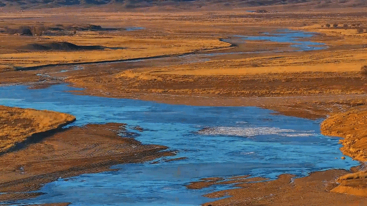 當鈷藍天幕遇上墨色玉帶　解鎖內蒙古達茂旗冬日河谷的限定浪漫