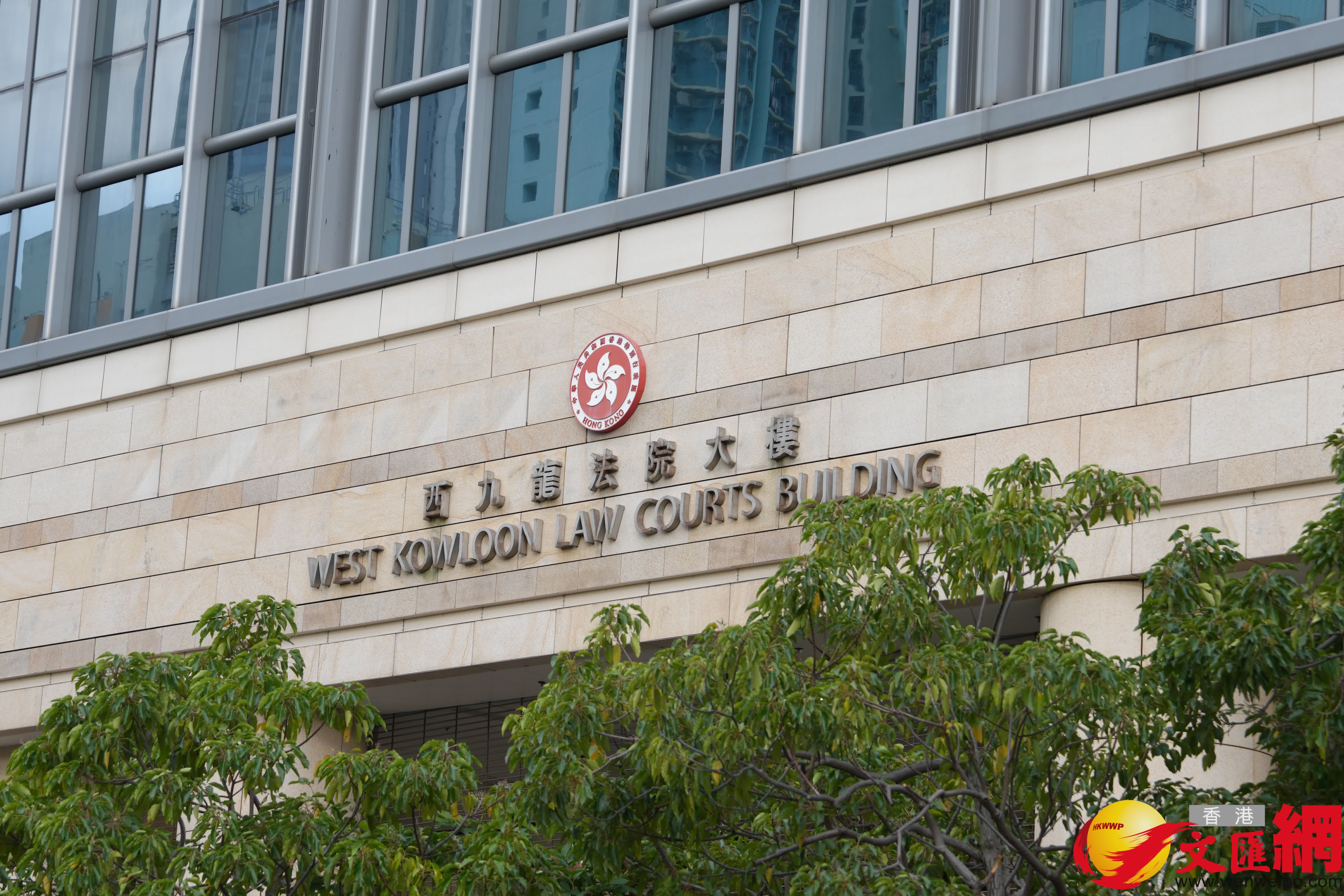 圖為今日西九龍法院外現場情況。（香港文匯報記者 黃宇威 攝）