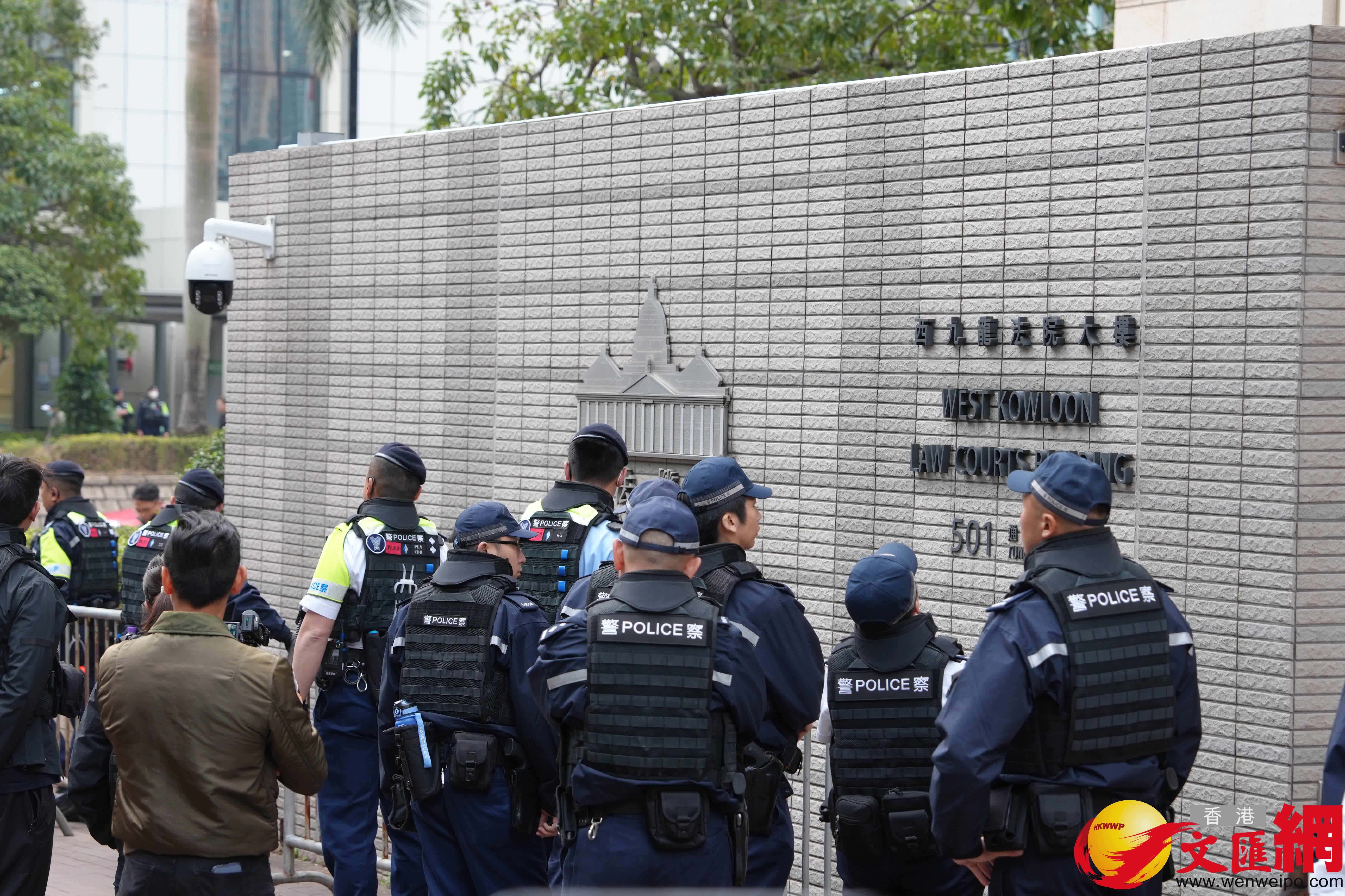 圖為今日西九龍法院外現場情況。（香港文匯報記者 黃宇威 攝）