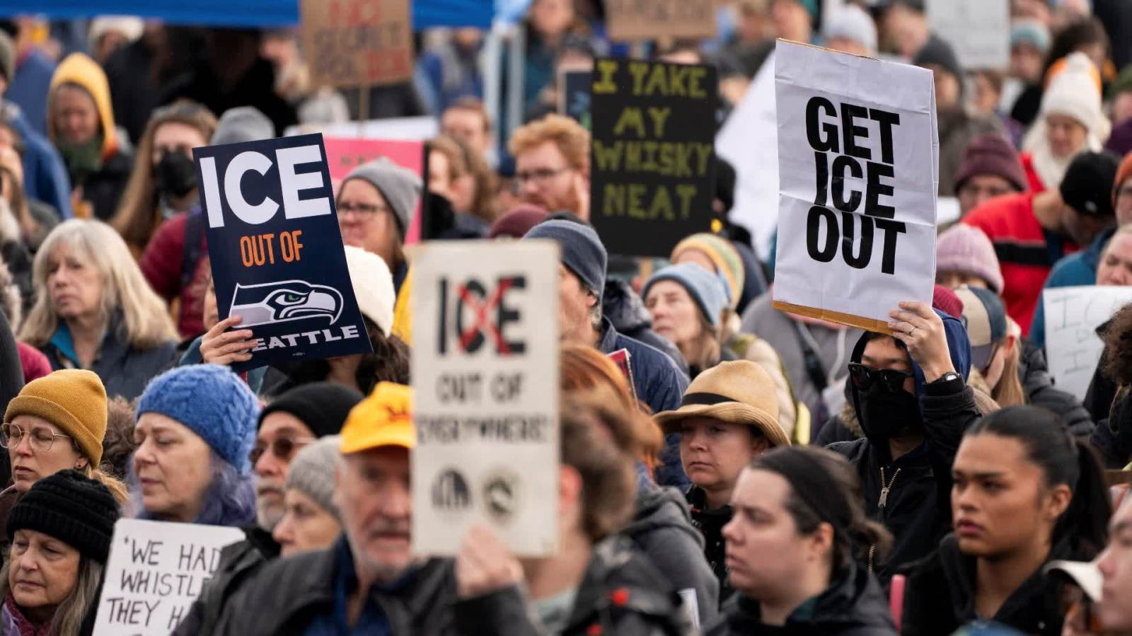 移民執法射殺女子案持續發酵　美聯邦與地方官員「互嗆」不斷