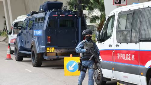 黎智英案求情｜警方嚴陣以待　黎智英囚車進入法庭