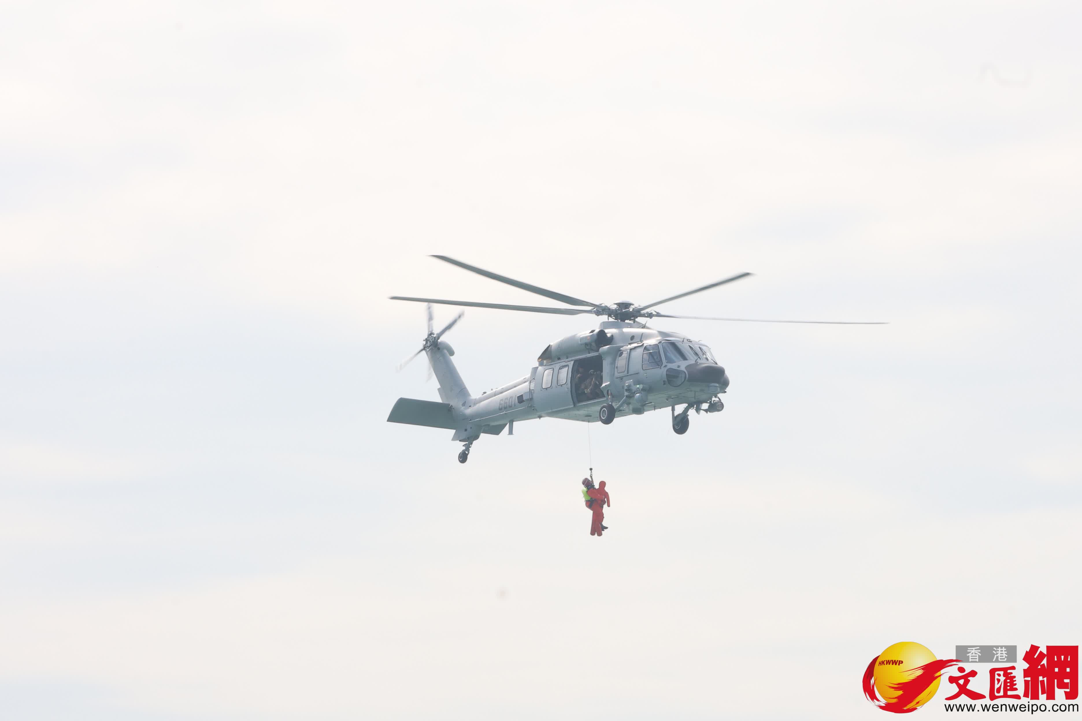 解放軍駐港部隊於海中救出傷者。（香港文匯報記者 萬霜靈 攝）