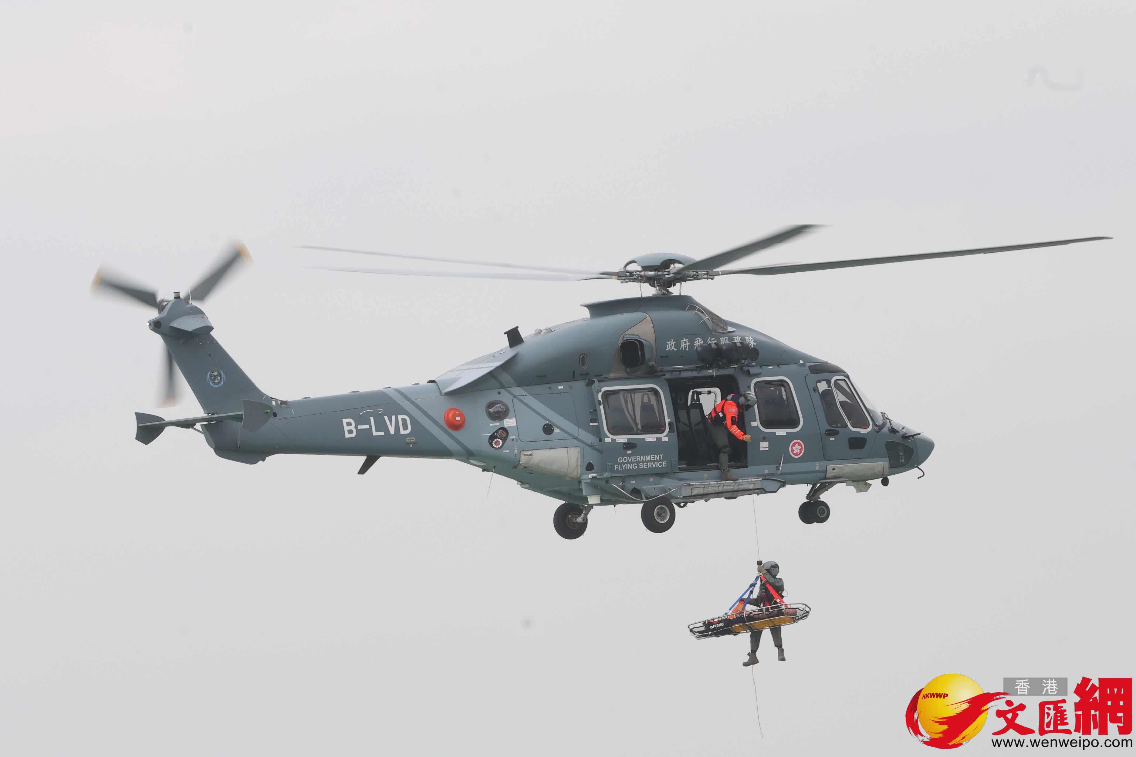 解放軍駐港部隊於海上救出傷者。（香港文匯報記者 萬霜靈 攝）