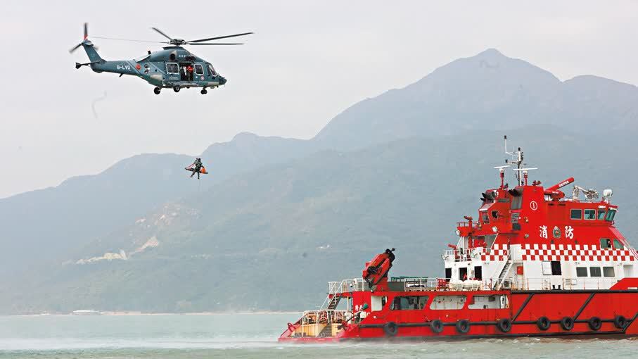 100人海空聯動 3人全部獲救！香港上演「直升機墜海」實戰救援
