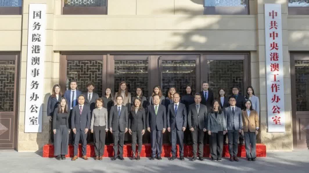 夏寶龍會見香港特區政府新聞主任國情研修班一行