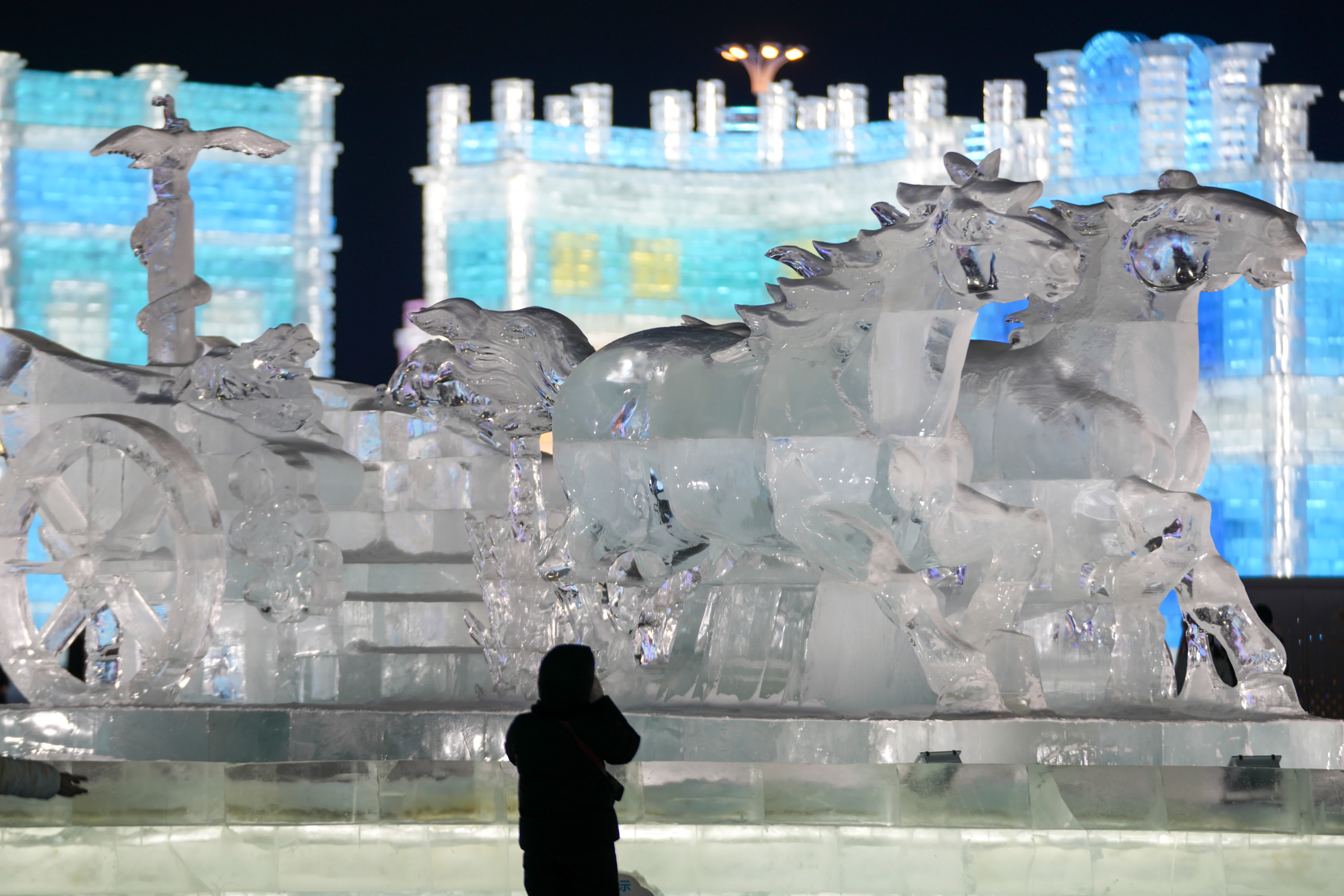 1月13日，遊客在欣賞哈爾濱冰雪大世界園區內的冰雕作品。（新華社）