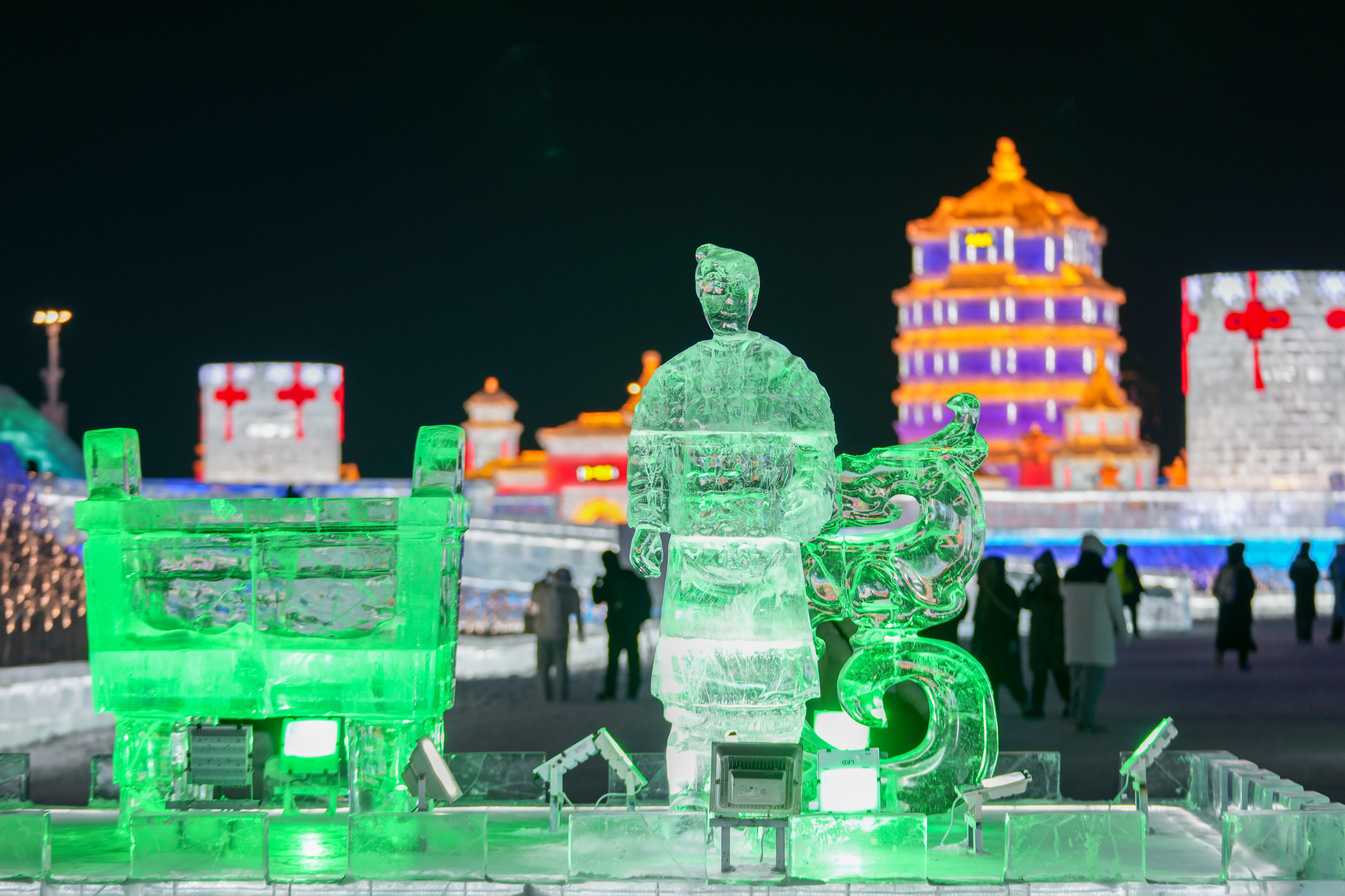 1月13日，遊客在哈爾濱冰雪大世界園區內的「冰馬俑」冰雕附近遊玩。（新華社）