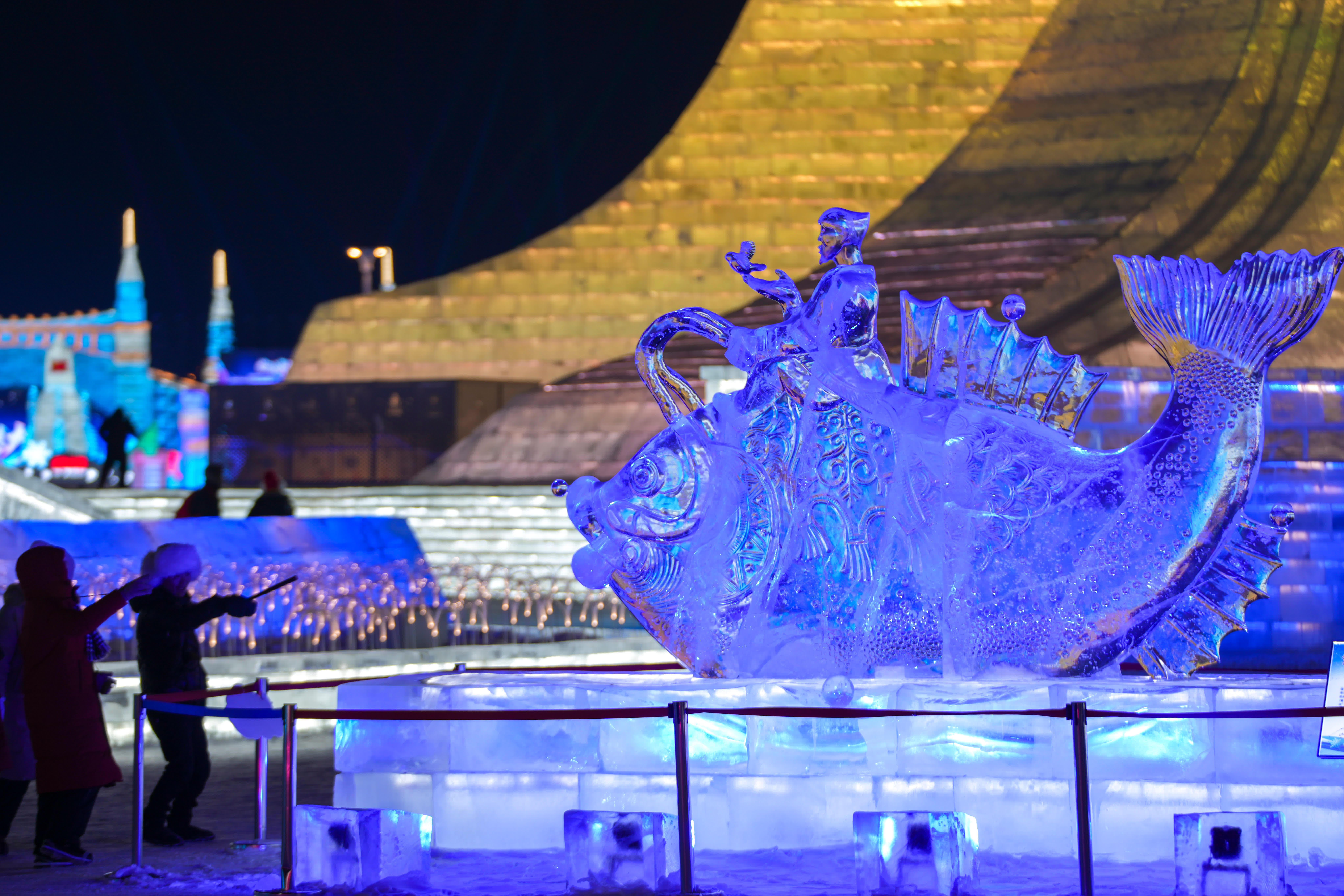 1月13日，遊客在欣賞哈爾濱冰雪大世界園區內的冰雕作品。（新華社）