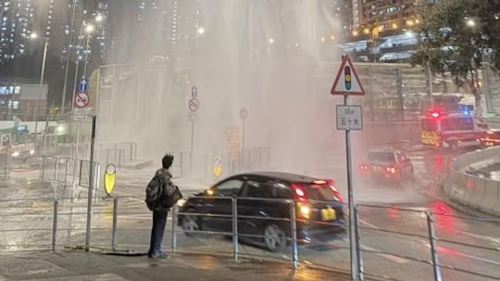 (有片)黃大仙晚上有鹹水管爆裂　附近屋苑沖廁水或出現水弱情況