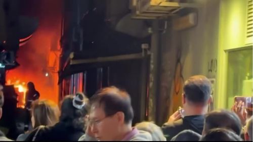(有片)旺角煙廠街後巷起火傳出爆炸聲 消防救熄疑涉亂抛煙頭