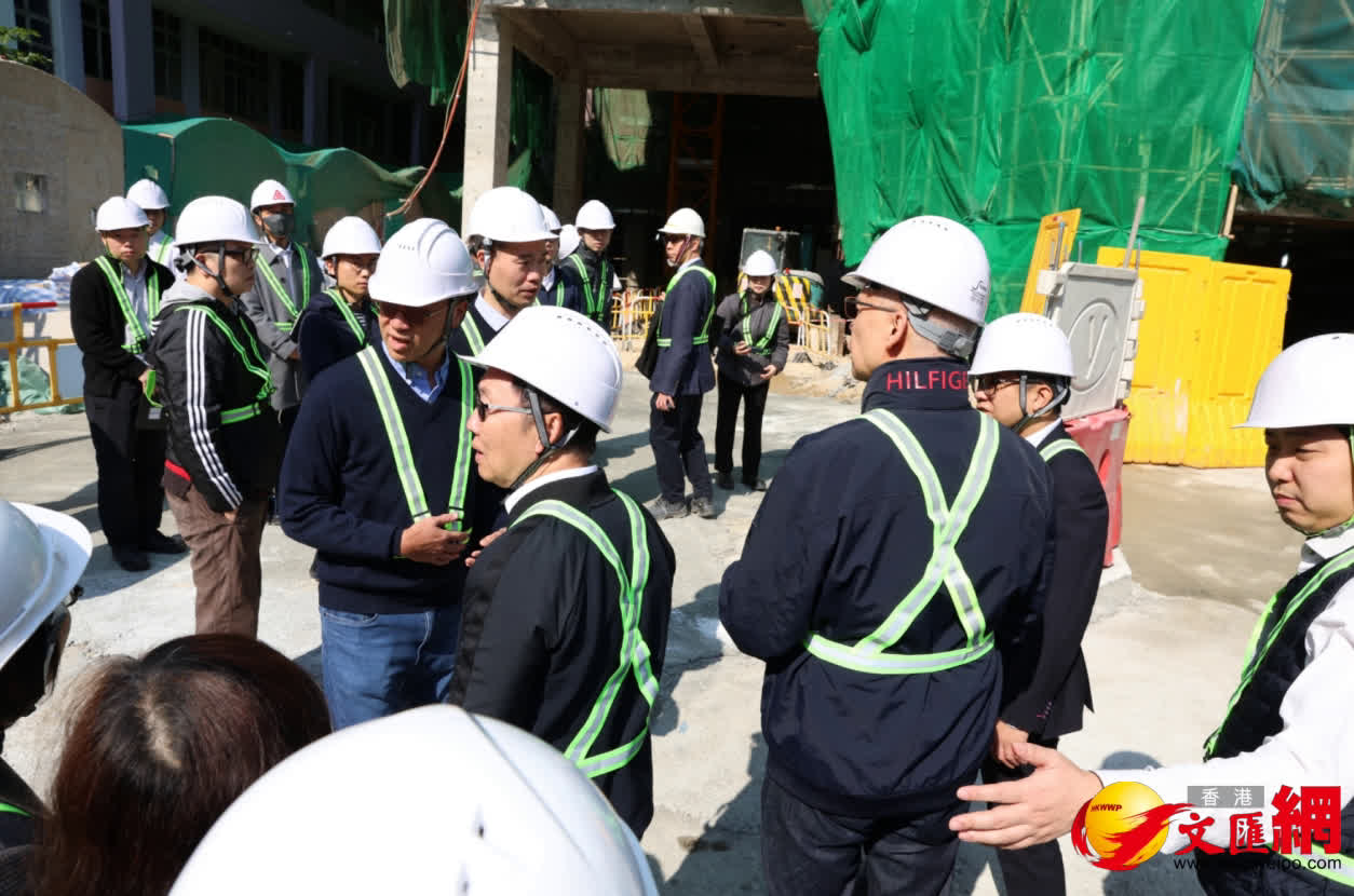 宏福苑大火獨立委員會主席陸啟康到小西灣地盤巡查棚架。（香港文匯報記者萬霜靈攝）