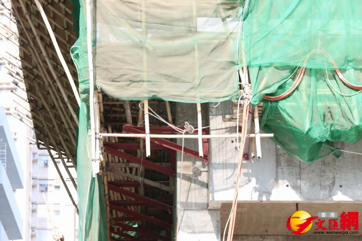 宏福苑大火獨立委員會主席陸啟康到小西灣地盤巡查棚架。（香港文匯報記者萬霜靈攝）