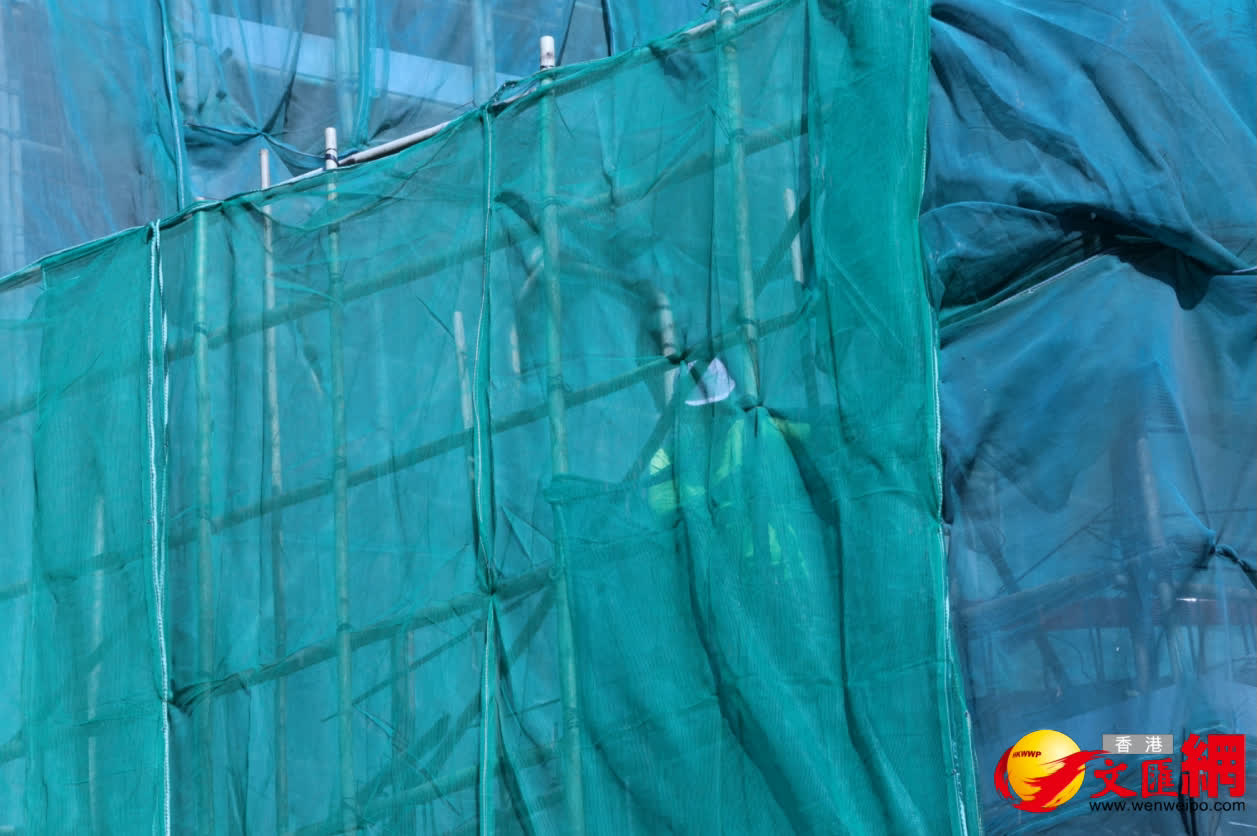 宏福苑大火獨立委員會主席陸啟康到小西灣地盤巡查棚架。（香港文匯報記者萬霜靈攝）