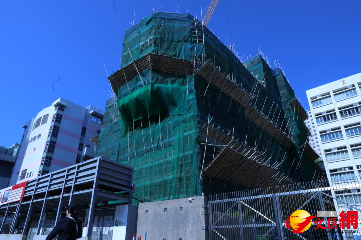 宏福苑大火獨立委員會主席陸啟康到小西灣地盤巡查棚架。（香港文匯報記者萬霜靈攝）