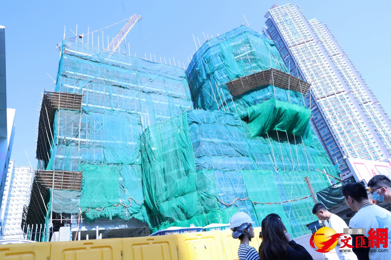 宏福苑大火獨立委員會主席陸啟康到小西灣地盤巡查棚架。（香港文匯報記者萬霜靈攝）