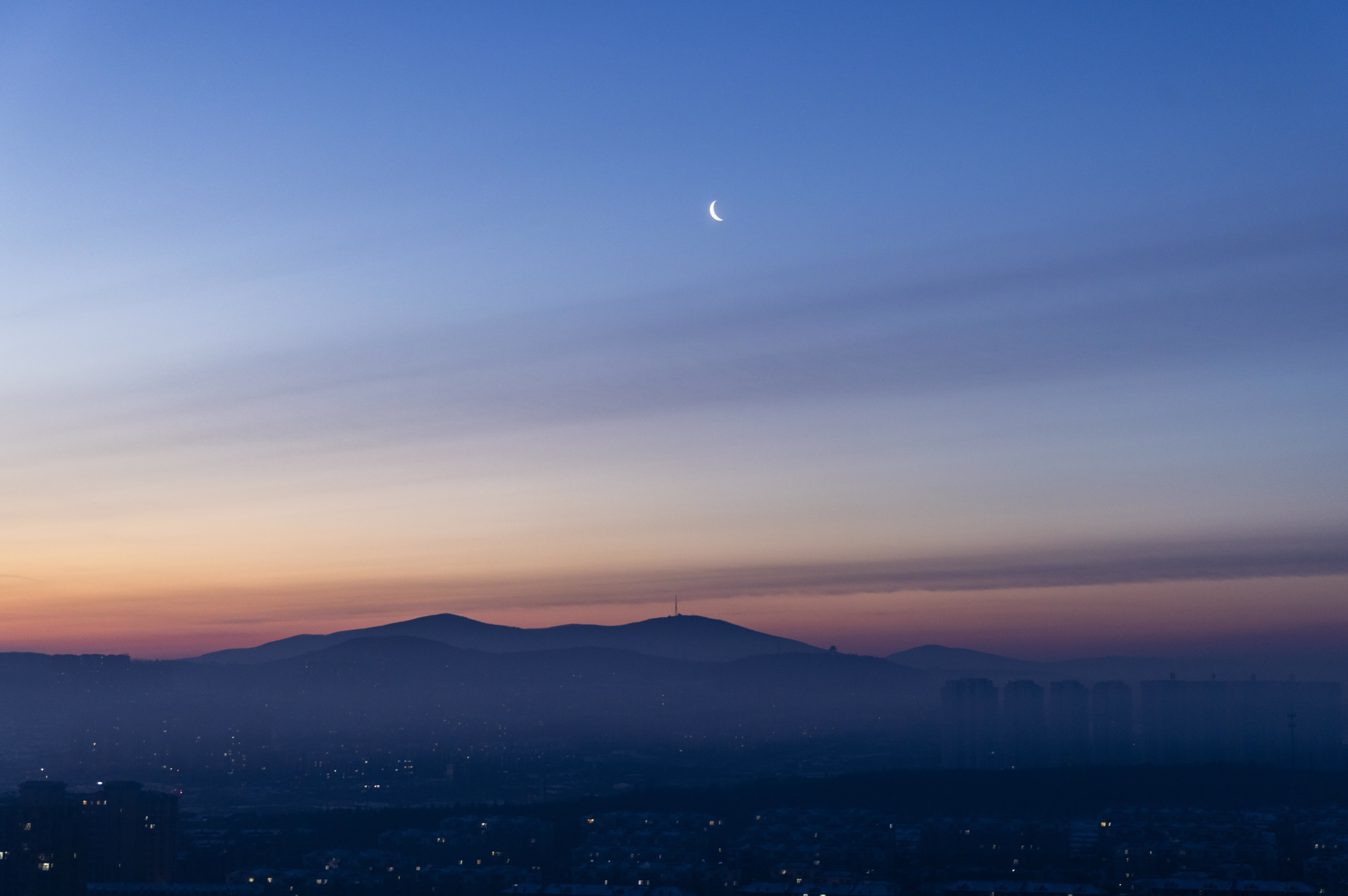 1月15日在黑龍江省雙鴨山市拍攝的月亮。（新華社）