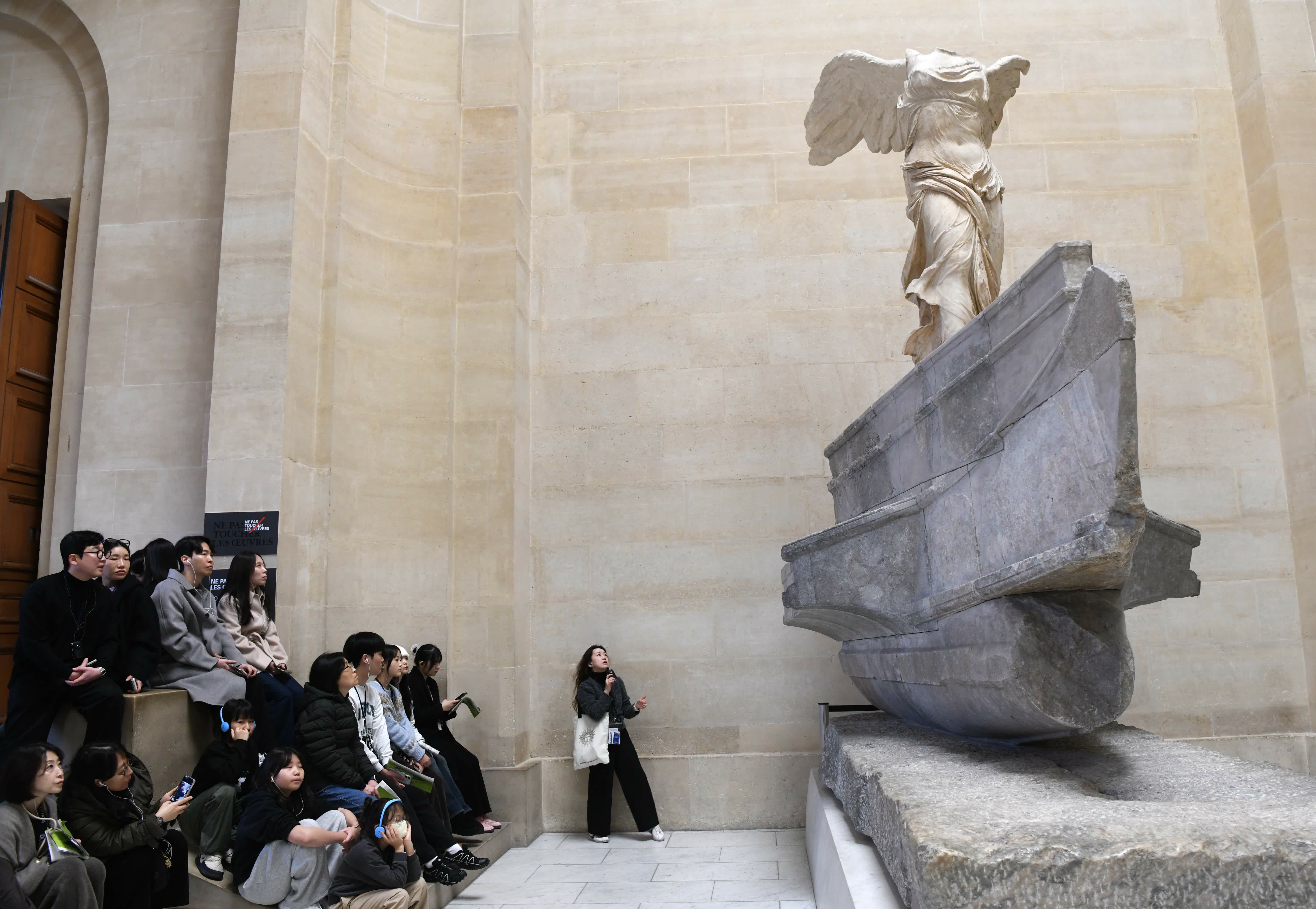 圖為遊客當天參觀盧浮宮。 （中新社）