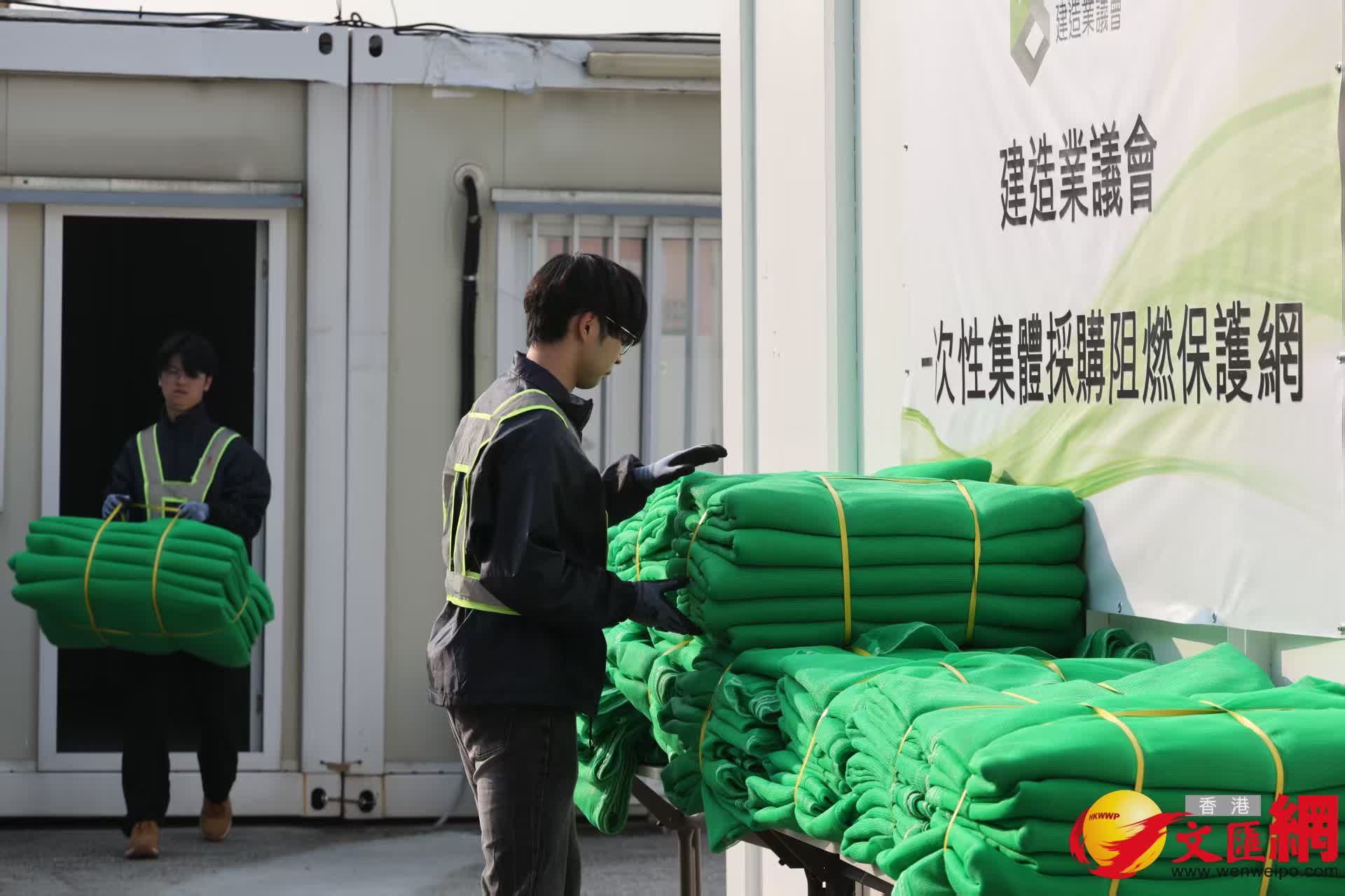 建造業議會首批3000張棚網集體採購到港，阻燃測試全部合格。（香港文匯報攝影部黃艾力）