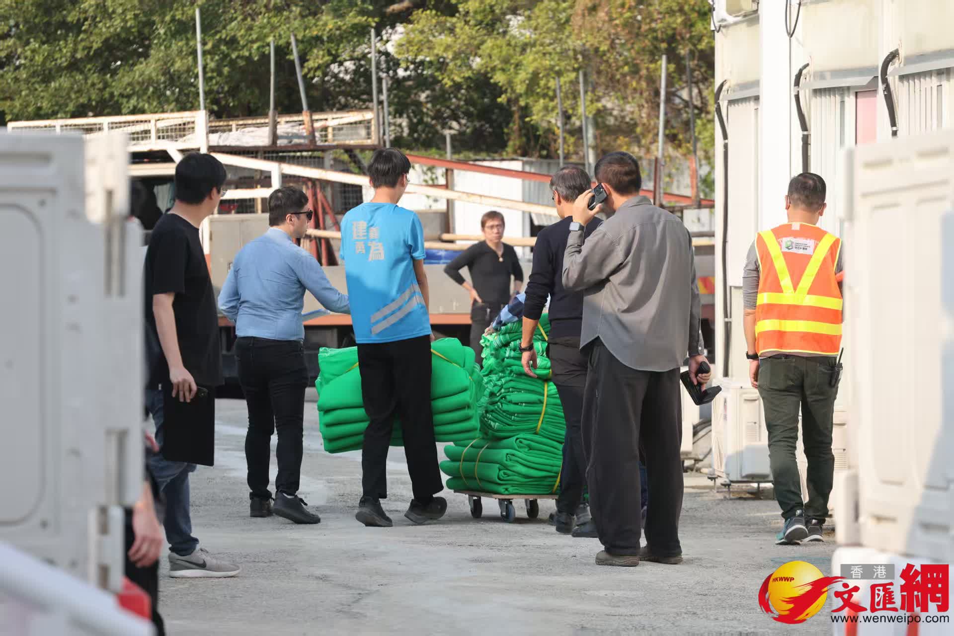 建造業議會首批3000張棚網集體採購到港，阻燃測試全部合格。（香港文匯報攝影部黃艾力）